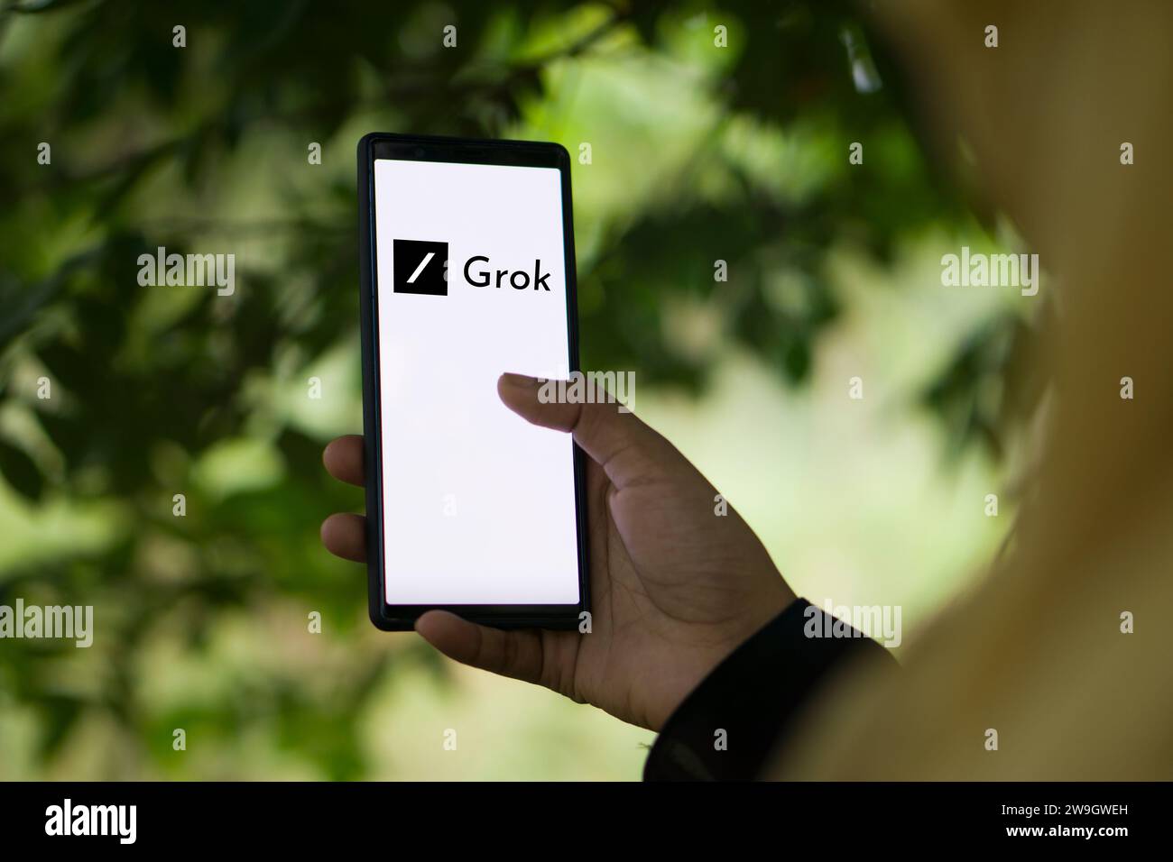 Dhaka, Bangladesch - 28. Dezember 2023: Hand hält ein Telefon mit Grok AI Chatbot. Stockfoto