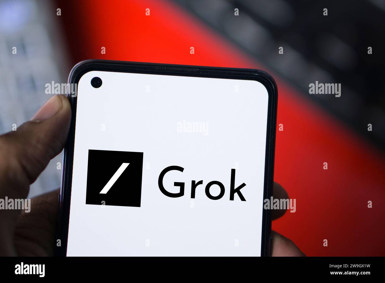 Dhaka, Bangladesch - 28. Dezember 2023: Hand hält ein Telefon mit Grok AI Chatbot. Stockfoto