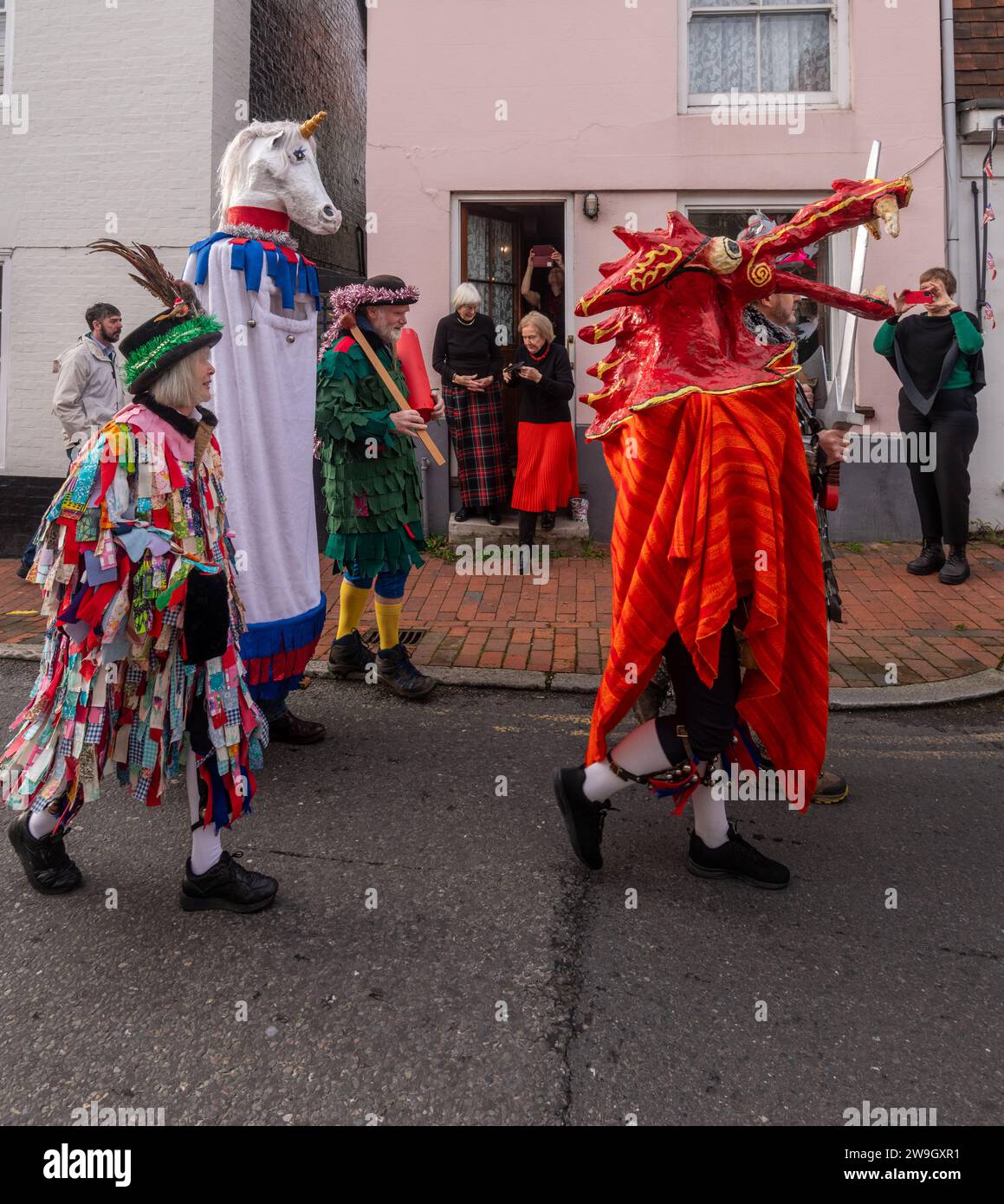 Die Ditchling Mummers machten sich auf, um am zweiten Weihnachtsfeiertag aufzutreten. Mummers' Theaterstücke sind Volksspiele, die von Houpes von Amateurdarstellern gespielt werden, traditionell alle männlich, Stockfoto