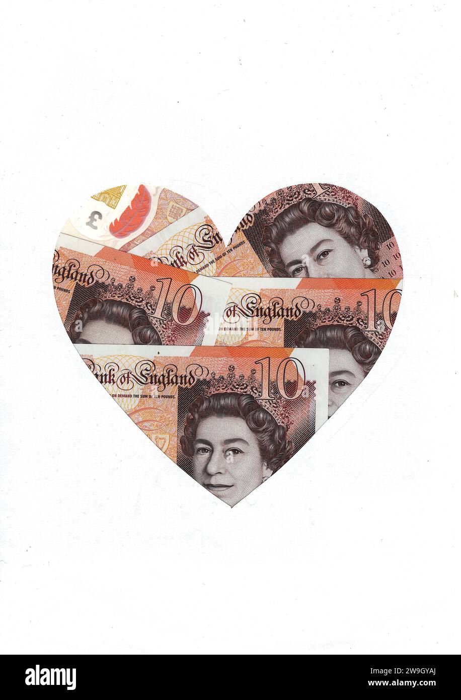 Nahaufnahme von zehn Pfund schweren Noten in Form eines Herzens aus Großbritannien/Großbritannien auf weißem Hintergrund. Stockfoto