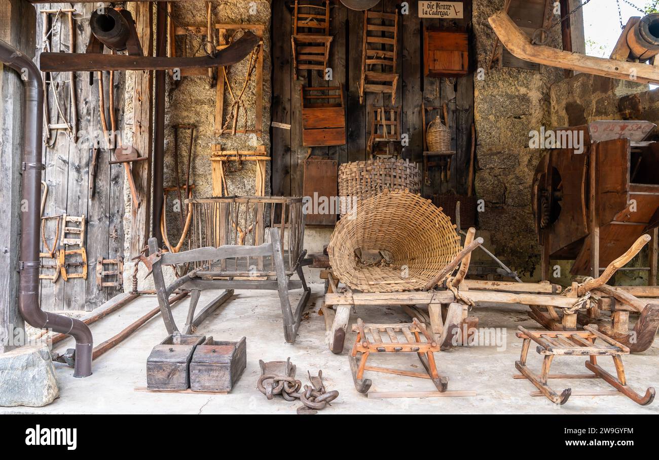 Tirol Dorf, Meran, Südtirol, Provinz Bozen, Italien, 14. Juni 2023: Brunnenburg, Innenräume des Landwirtschaftsmuseums Stockfoto