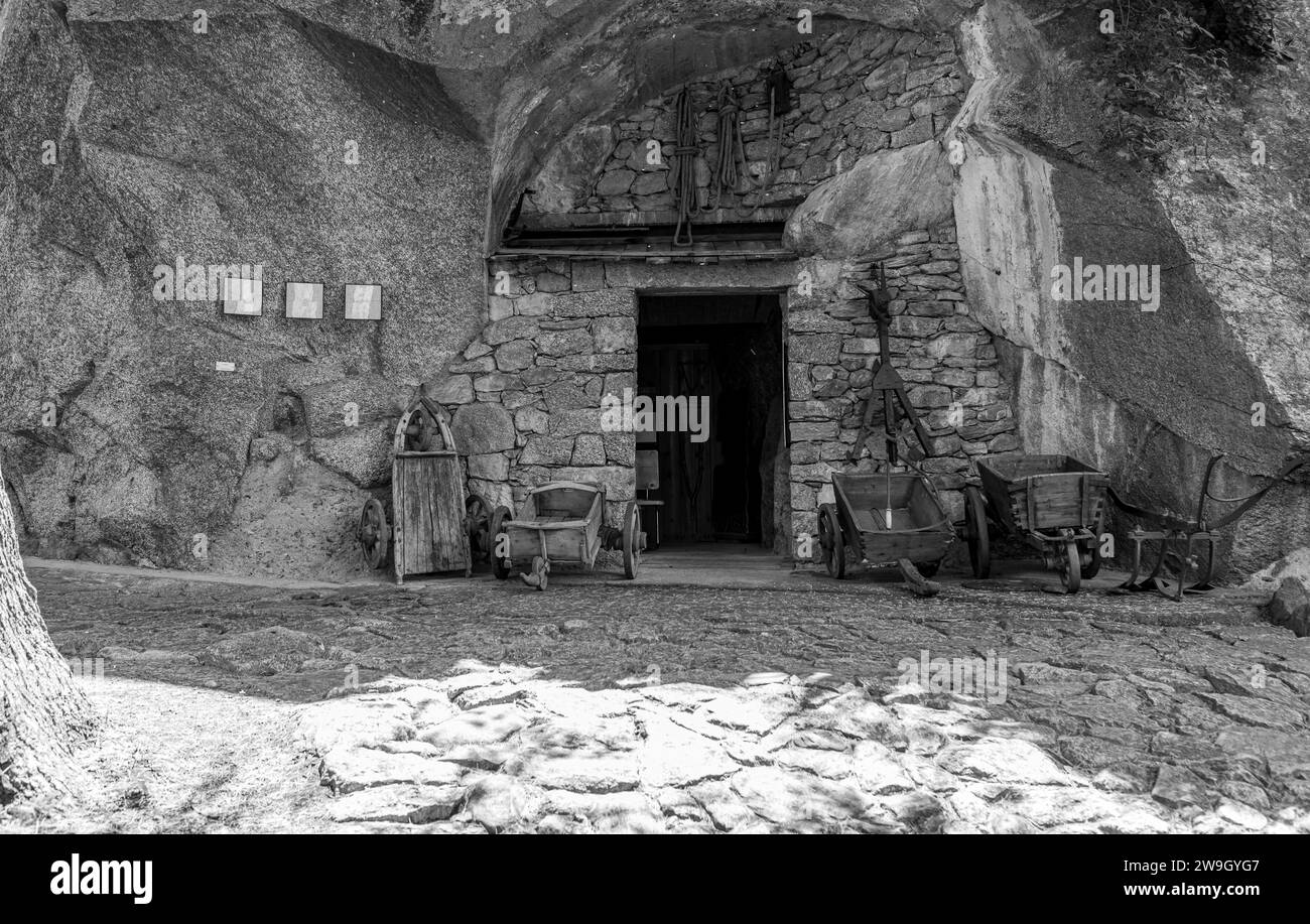 Tirol Dorf, Meran, Südtirol, Provinz Bozen, Italien, 14. Juni 2023: Brunnenburg (Fontanaschloss), Eingang zur Burg und zur Landwirtschaft Stockfoto