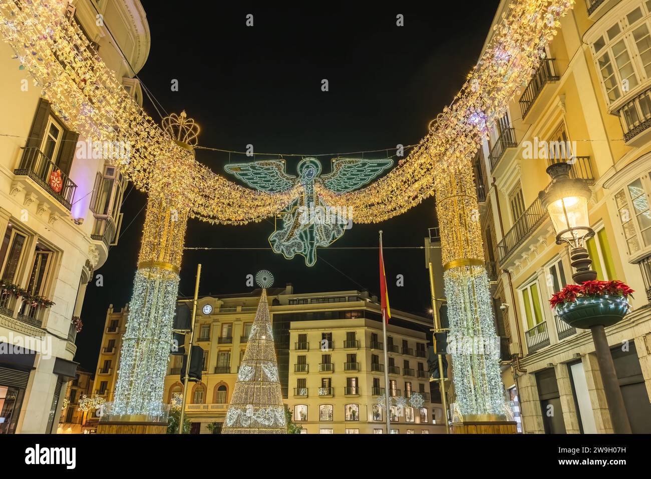 Malaga, Spanien 25. November 2023 weihnachtsengel und weihnachtsbaum auf der Straße Marqués