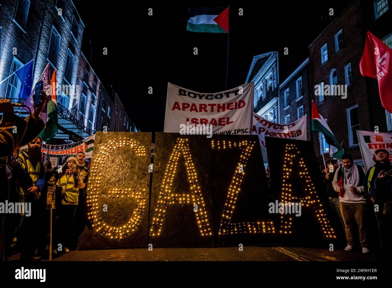 Dublin, Irland. November 2023. Ein Banner mit der Aufschrift „Boykott Apartheid Israel“ und schwarze Tafeln mit der Aufschrift „GAZA“ sind während der Demonstration zu sehen. Demonstranten versammeln sich vor dem irischen Parlament in Dublin in Solidarität mit Palästina und fordern die Ausweisung des israelischen Botschafters aus dem Land. (Credit Image: © Maria Giulia Molinaro Vitale/SOPA Images via ZUMA Press Wire) NUR REDAKTIONELLE VERWENDUNG! Nicht für kommerzielle ZWECKE! Stockfoto