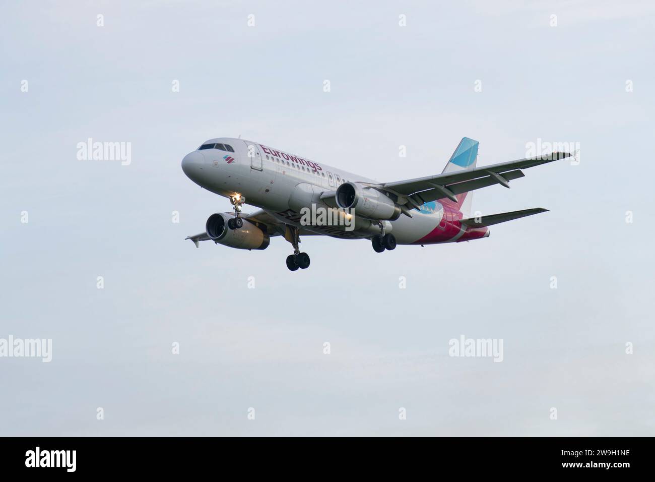 Eurowings Airbus A319 Passenger Jet Airplane Registration D-AGWV im kurzen Finale für eine Landung auf der Landebahn 27L am Flughafen Heathrow im Westen von London Stockfoto