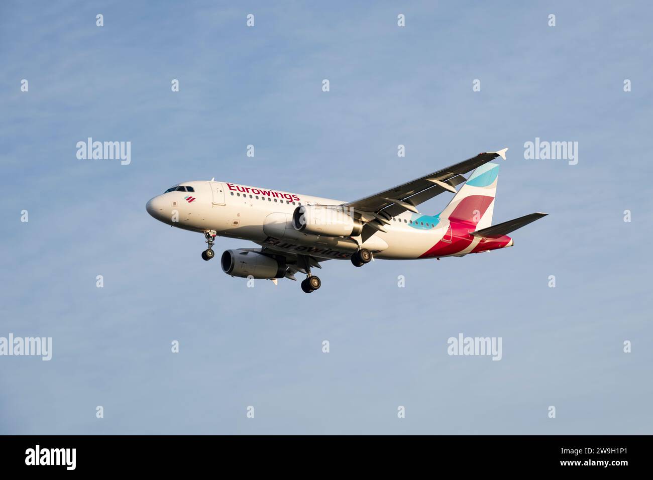 Eurowings Airbus A319 Passenger Jet Airplane Registration D-AGWF im kurzen Finale für eine Landung auf der Landebahn 27L am Flughafen Heathrow westlich von London Stockfoto