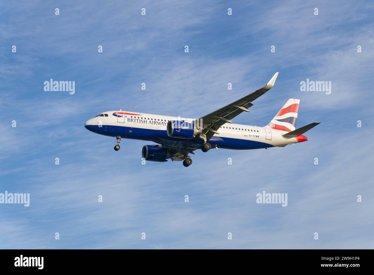 British Airways Airbus A320-251 Passagier Jet Airplane Registration G-TTNH im kurzen Finale für eine Landung auf der Landebahn 27L am Flughafen Heathrow in der Nähe von London Stockfoto