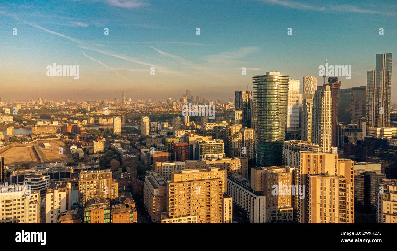 Blick aus der Vogelperspektive auf eine geschäftige Stadtlandschaft mit hoch aufragenden Wolkenkratzern unterschiedlicher Höhe Stockfoto