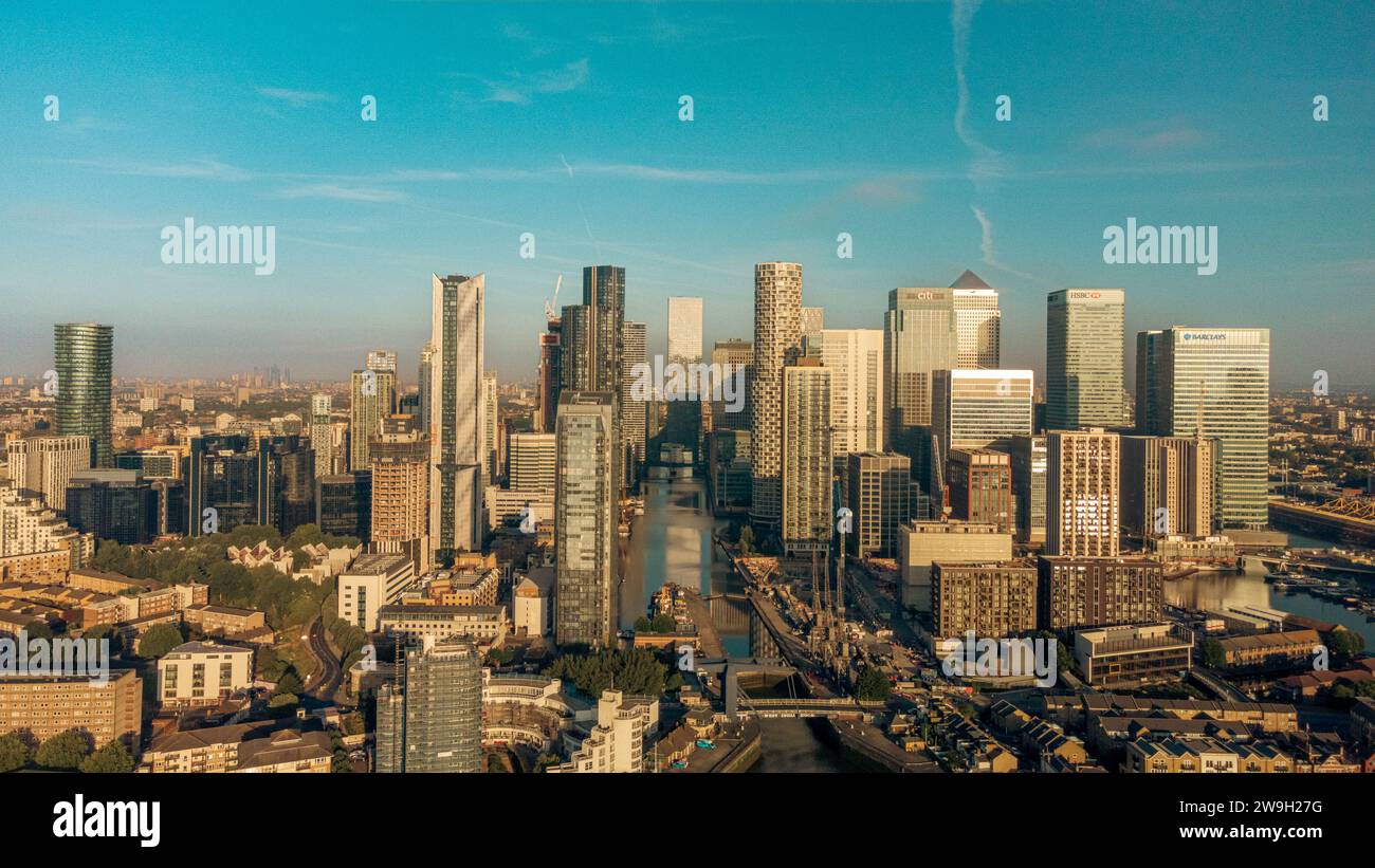 Ein Blick aus der Vogelperspektive auf eine pulsierende Stadtlandschaft mit einem sich windenden Fluss, der von hohen Gebäuden und einer geschäftigen Skyline gesäumt wird Stockfoto