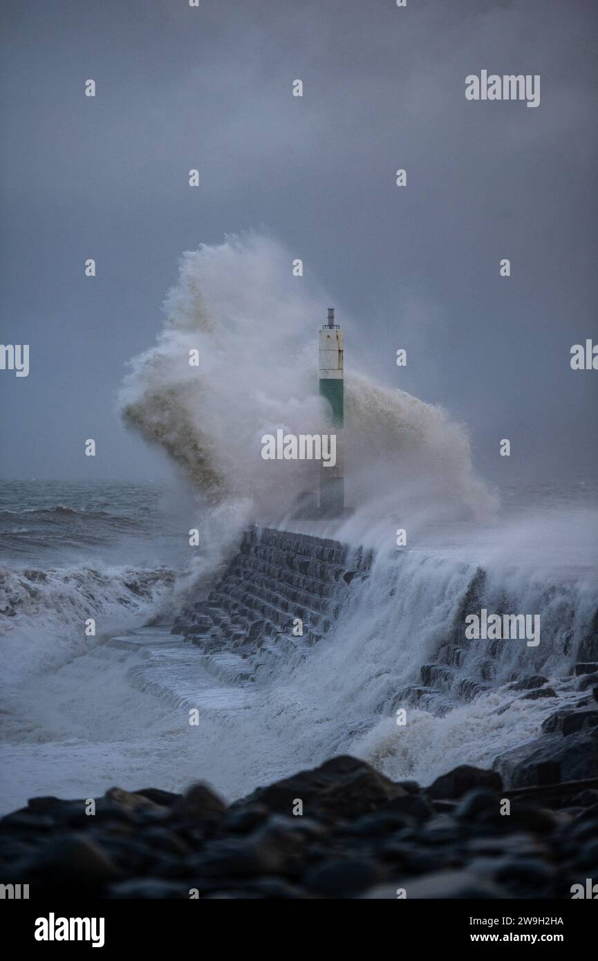 Sturm Gerrit überquert die walisische Küstenstadt Aberystwyth mit starken Winden von 50 km/h und Flut am frühen Donnerstagmorgen. Stockfoto