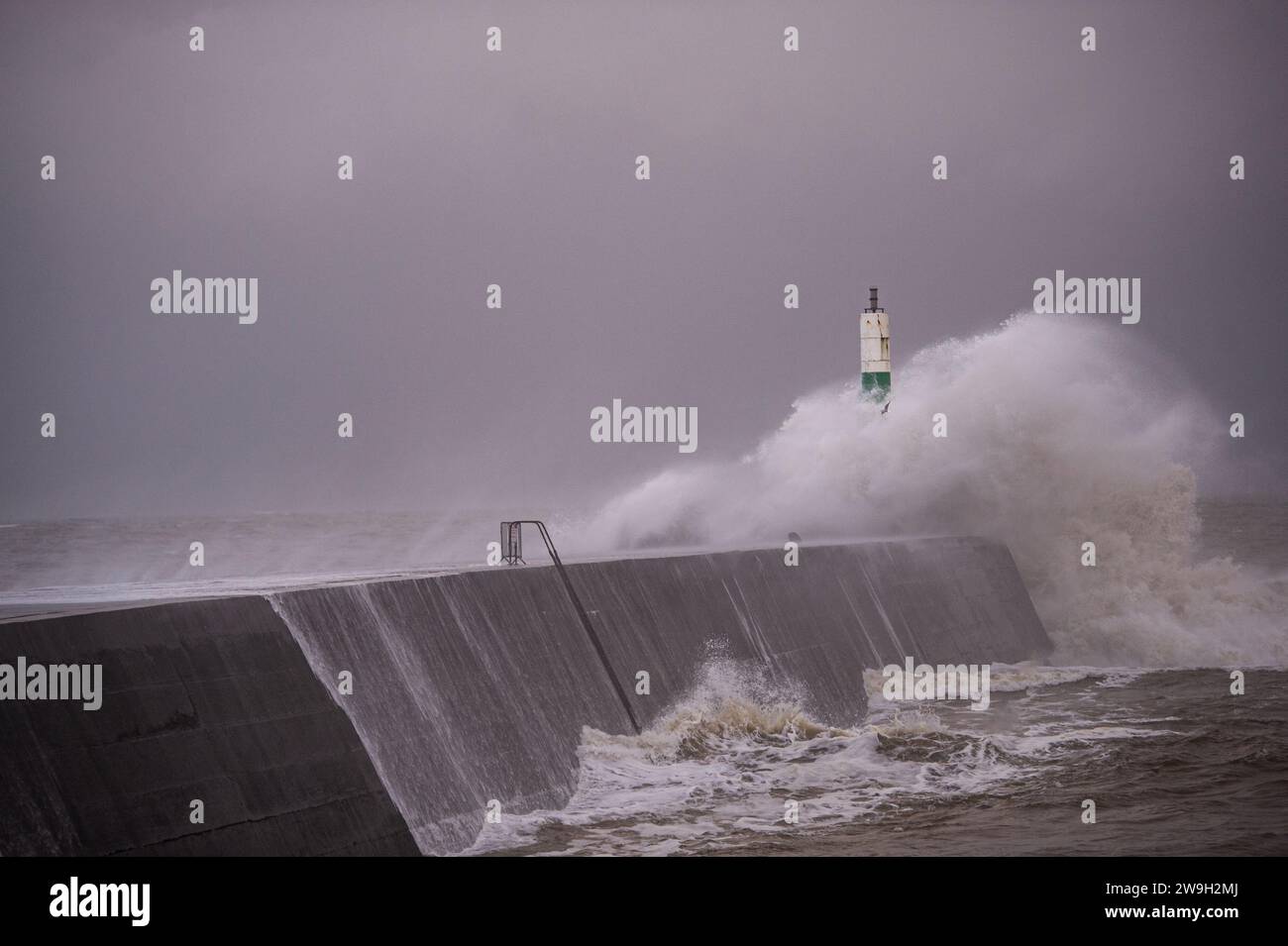 Sturm Gerrit überquert die walisische Küstenstadt Aberystwyth mit starken Winden von 50 km/h und Flut am frühen Donnerstagmorgen. Stockfoto