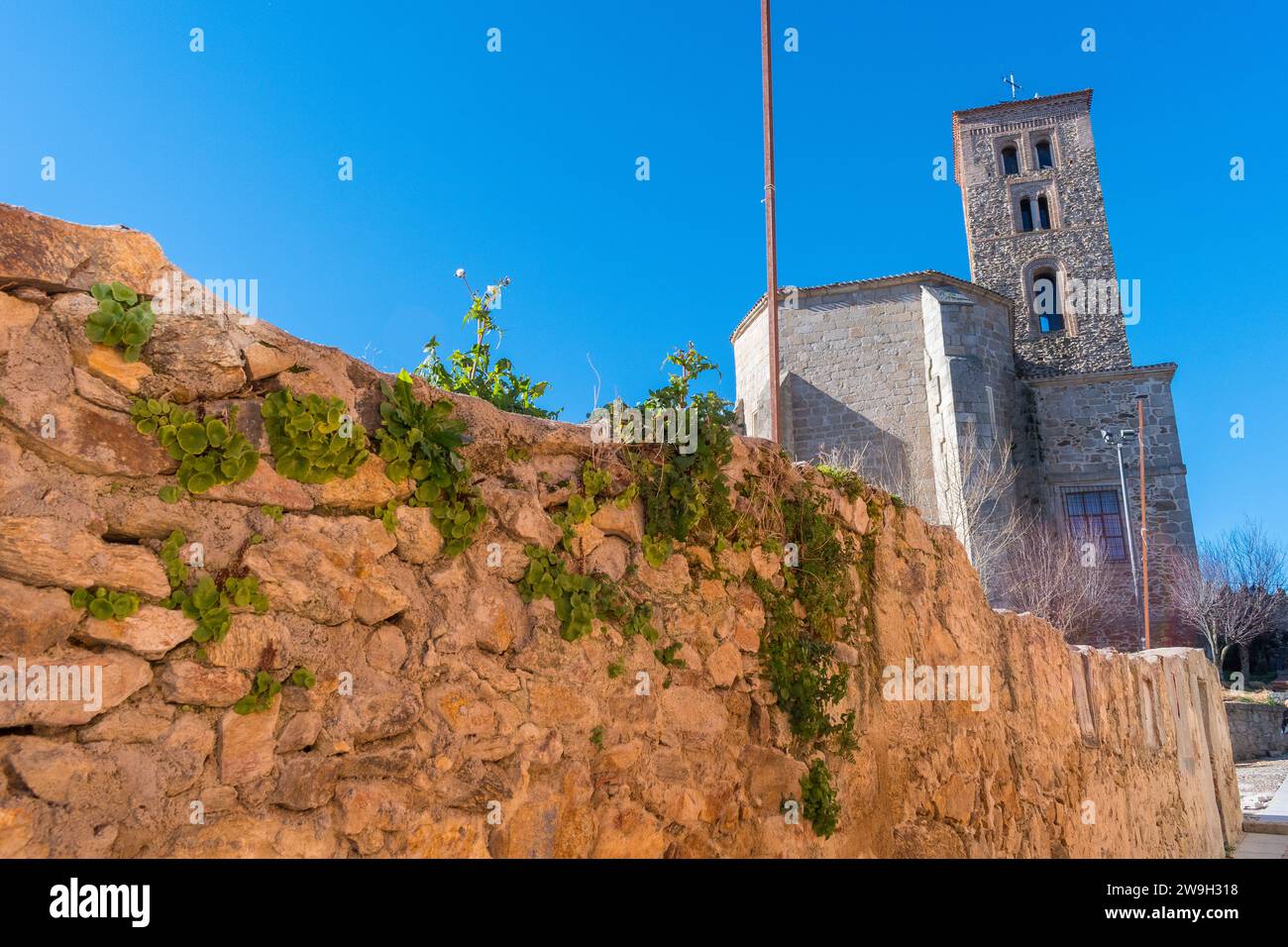 Stadtarchitektur von Buitrago und Seeblick Stockfoto