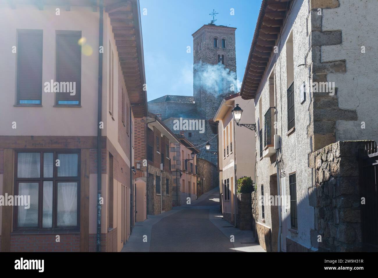 Stadtarchitektur von Buitrago und Seeblick Stockfoto