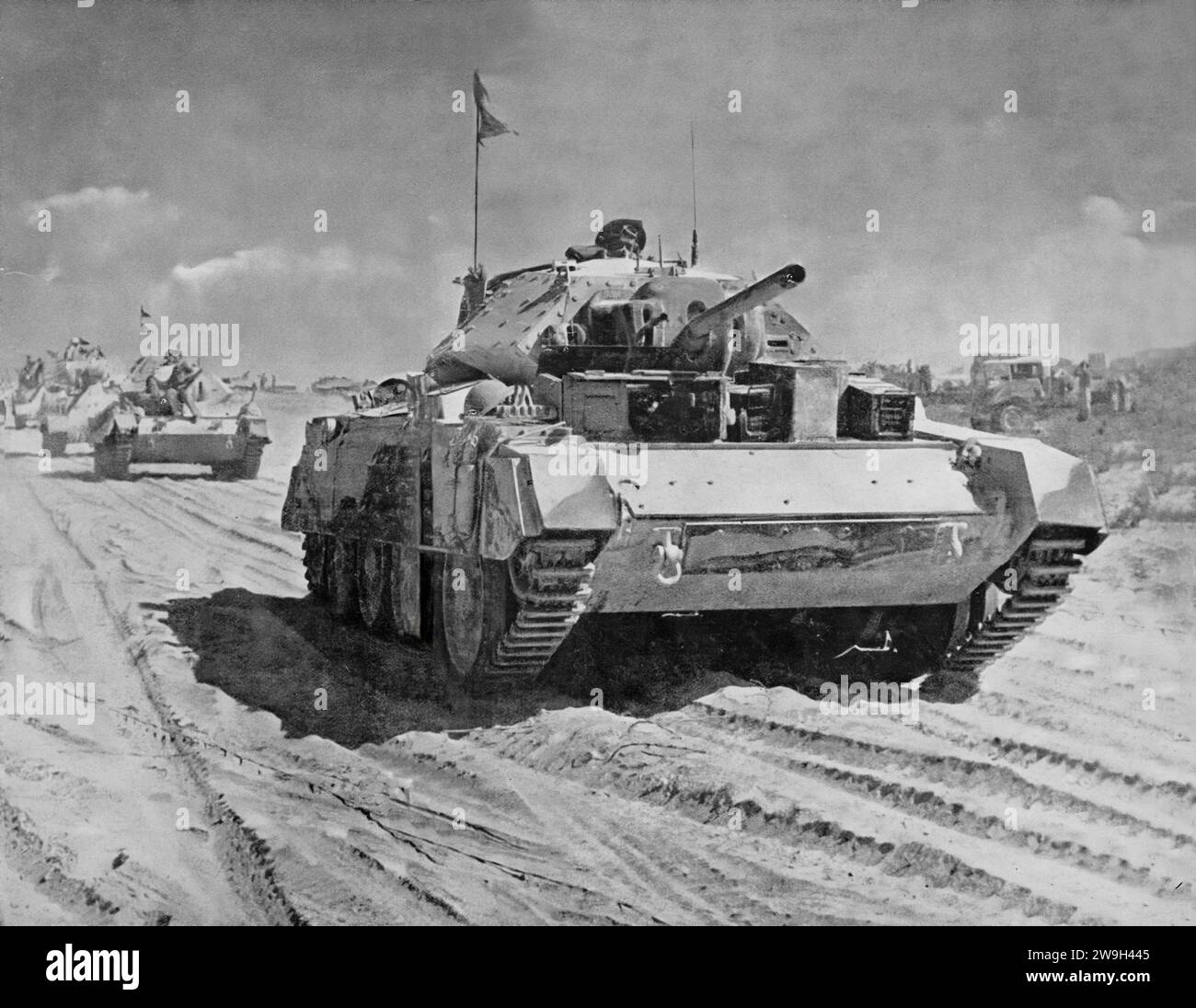 Britische Panzer auf dem Weg zur Zweiten Schlacht von El Alamein (23. Oktober bis 11. November 1942), einer Schlacht im Zweiten Weltkrieg, die sich in der Nähe des ägyptischen Bahnhofs El Alamein ereignete. Generalleutnant Bernard Montgomery führte die Achte Armee-Offensive an und der Sieg der Alliierten war der Beginn des Endes des Westwüstenfeldzuges, der die Bedrohung durch Ägypten, den Suez-Kanal und die Ölfelder im Nahen Osten und in den Persischen Ölfeldern eliminierte. Stockfoto