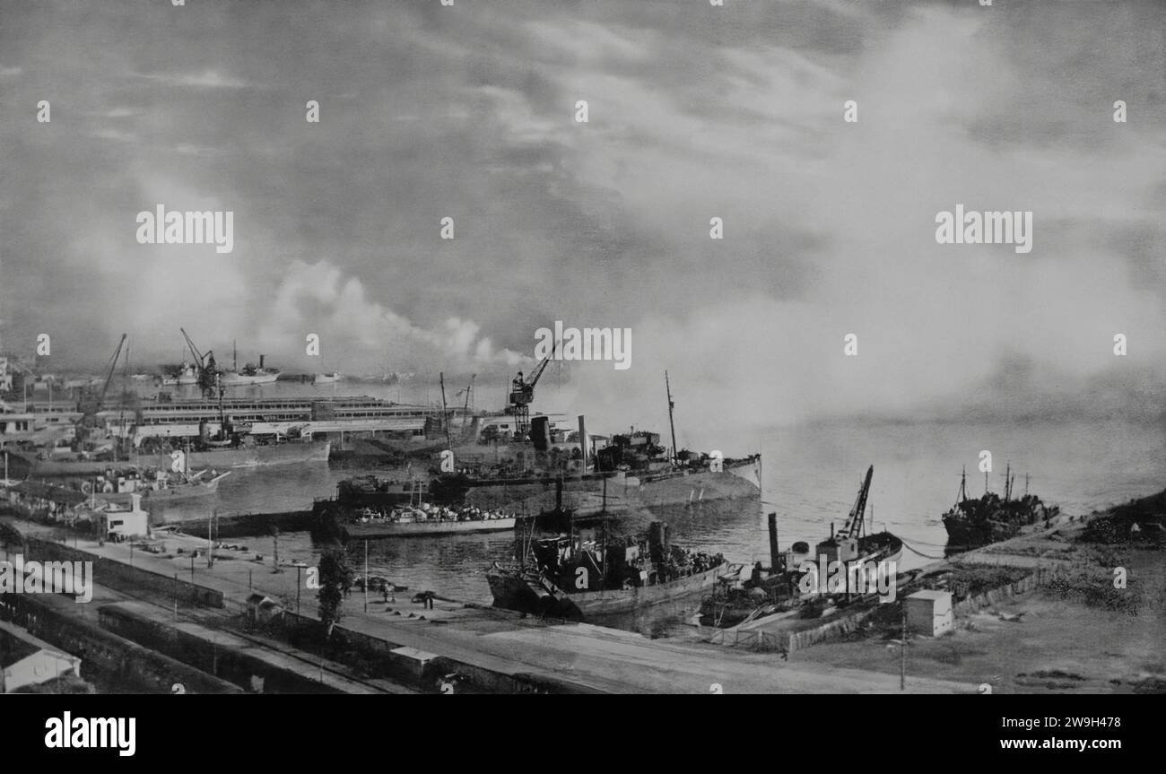 Alliierte Schiffe in Algier Hafen nach Operation Torch (8-16. November 1942), einer alliierten Invasion Frankreichs Nordafrika während des Zweiten Weltkriegs. Fackel führte zu dem britischen Ziel, den Sieg in Nordafrika zu sichern, und ermöglichte es den amerikanischen Streitkräften, sich im Kampf gegen Nazi-Deutschland und das faschistische Italien zu engagieren. Es war die erste Massenbeteiligung von US-Truppen im europäisch-nordafrikanischen Theater und der erste größere Luftangriff der Vereinigten Staaten. Stockfoto