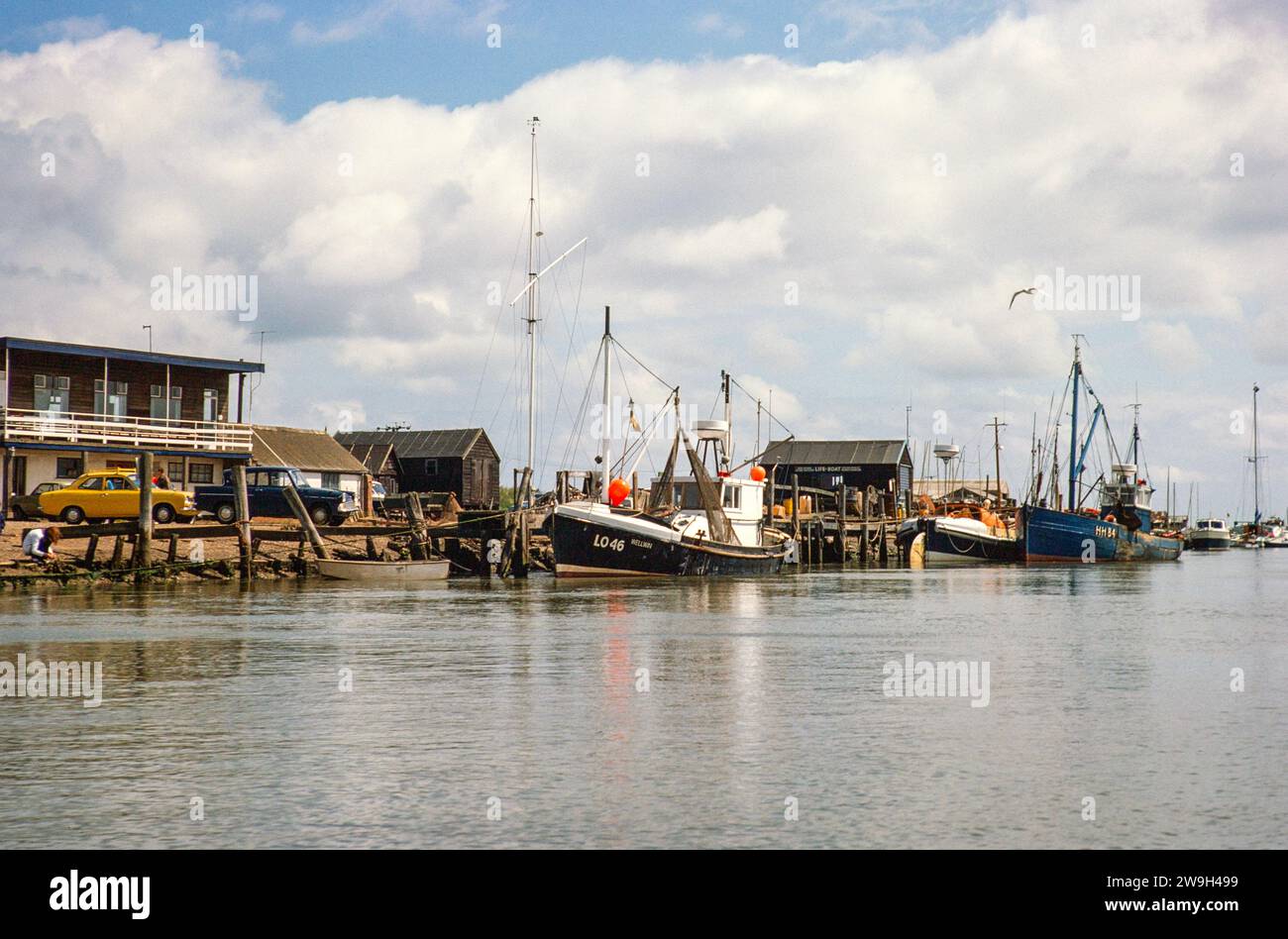 Fischerboote am Kai im Hafen, Southwold, Suffolk, England, Juli 1976 Stockfoto