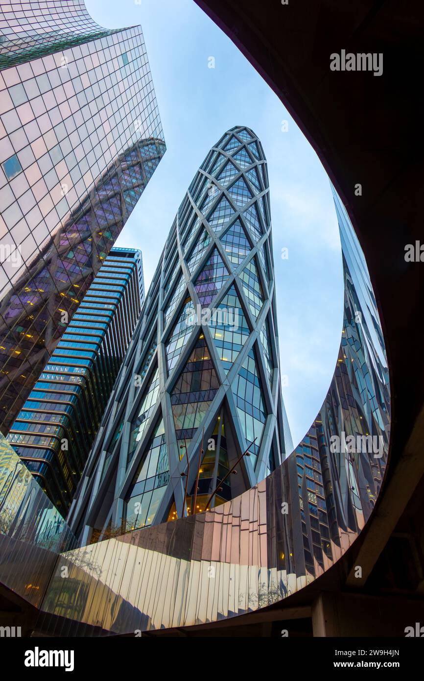Flacher Blick auf moderne Bürohochhäuser im Geschäfts- und Finanzviertel von Paris-La Défense, Frankreich Stockfoto