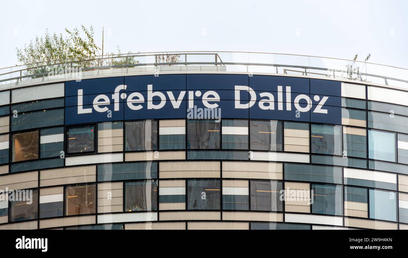 Fahren Sie auf den Turm Lefebvre Dalloz in Paris La Défense, dem Hauptsitz von Lefebvre Dalloz, einer Gruppe, die sich auf Verlagswesen und Berufsausbildung spezialisiert hat Stockfoto