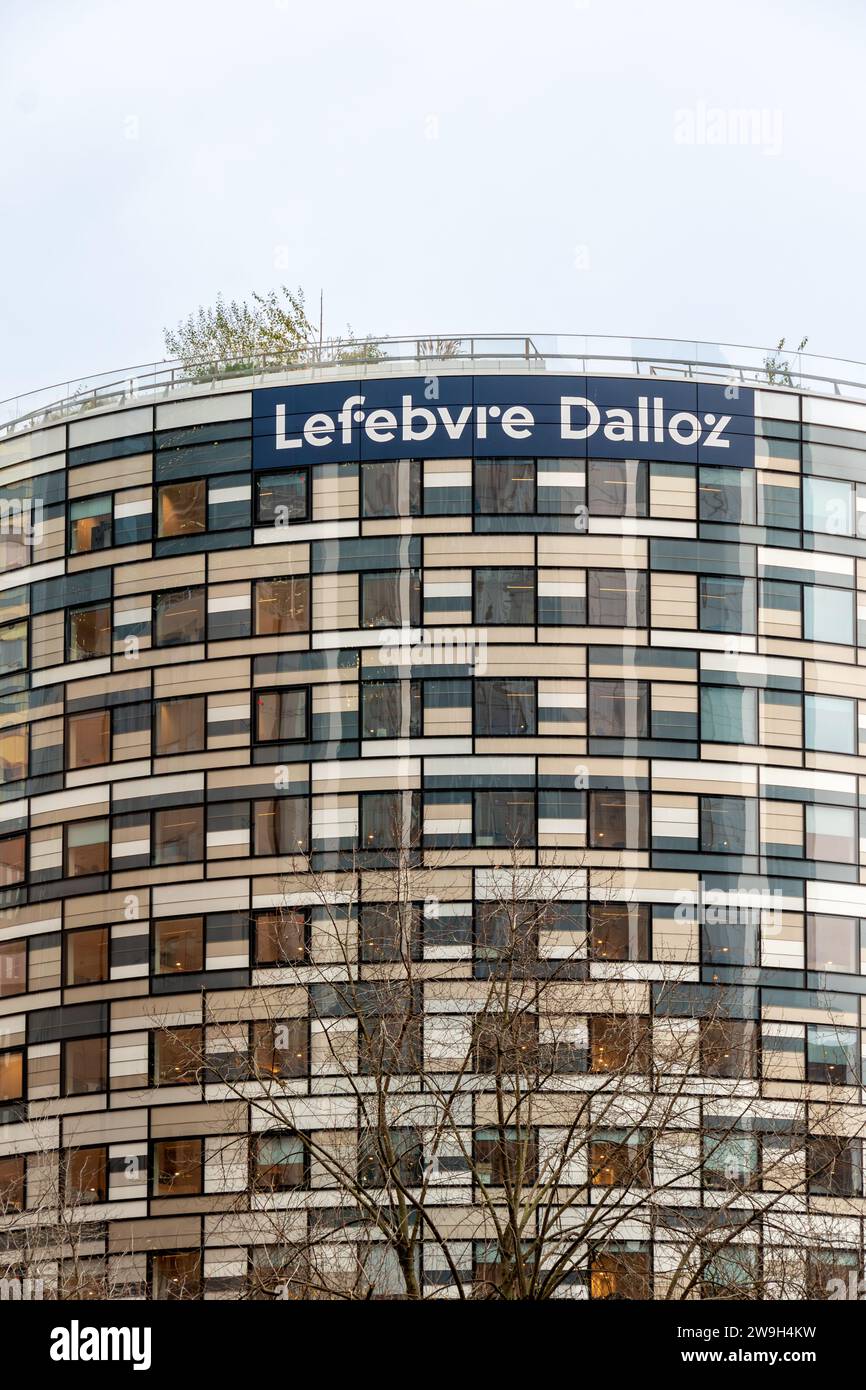 Fassade des Lefebvre Dalloz Turms in Paris La Défense, Hauptsitz von Lefebvre Dalloz, einer Gruppe, die sich auf Verlagswesen und Berufsausbildung spezialisiert hat Stockfoto