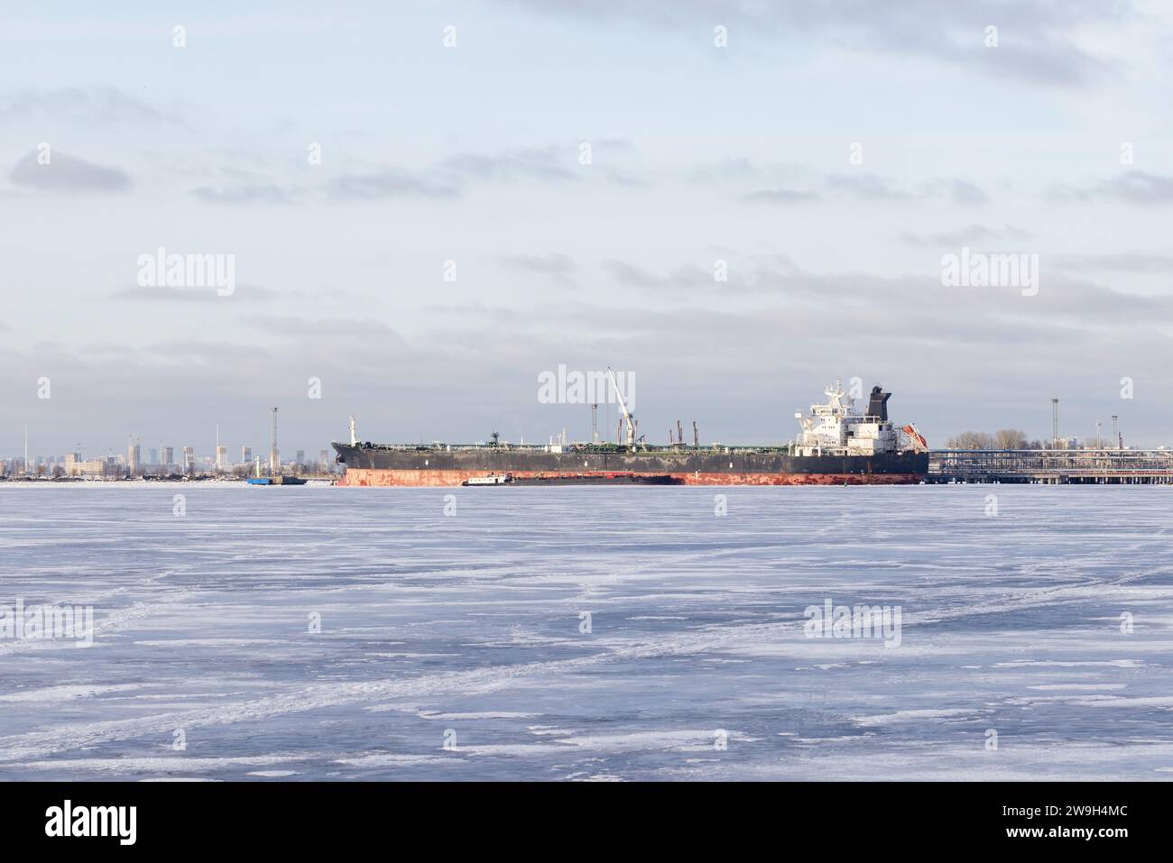 Der Rohöltanker lädt an einem Wintertag im Hafen von Sankt Petersburg Stockfoto