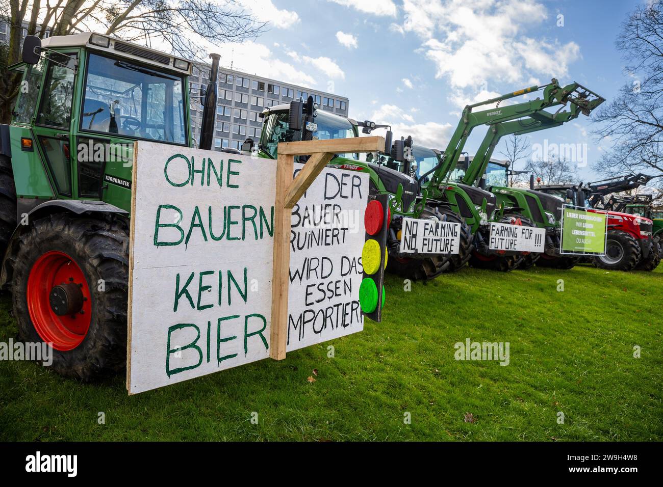 Kassel, Deutschland, 28. Am Donnerstag (28. Dezember) demonstrierten rund 100 Bauern aus Nordhessen in der Kasseler Innenstadt gegen die Pläne der Regierung 2023. Nach einem Traktorkonvoi im Stadtzentrum parkten mehr als 60 Traktoren vor dem Landrat Kassel. Die Bauern trafen sich dann vor dem Kasseler Rathaus, um mit der Öffentlichkeit zu sprechen. Landwirt Marc Sprenger (49, Staufenberg-Escherode): "Wenn die Ampelregierung die steuerfreien Kennzeichen und die landwirtschaftlichen Dieselbeihilfen abschafft, wird es in Europa zu einer Marktverzerrung kommen. Familien müssen das aufnehmen, t Stockfoto