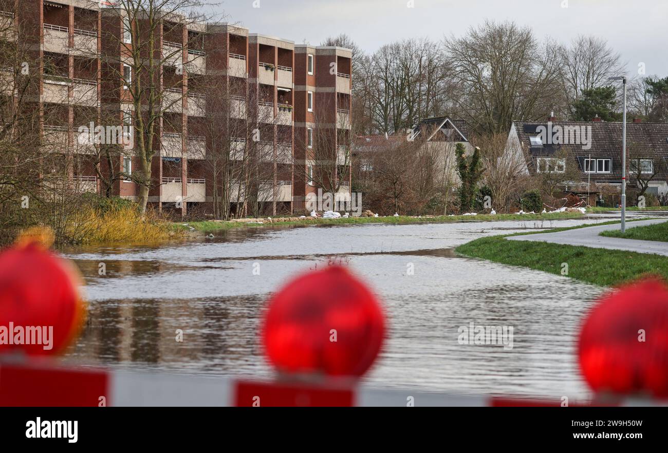 Lilienthal, Deutschland. Dezember 2023. Sandsäcke liegen auf einem durchnässten Deich vor evakuierten Häusern an der Wörpe. Die Überschwemmung des Flusses und der nahegelegenen Wümme verursachte in der Nacht einen Bruch im Deich. Quelle: Focke Strangmann/dpa/Alamy Live News Stockfoto