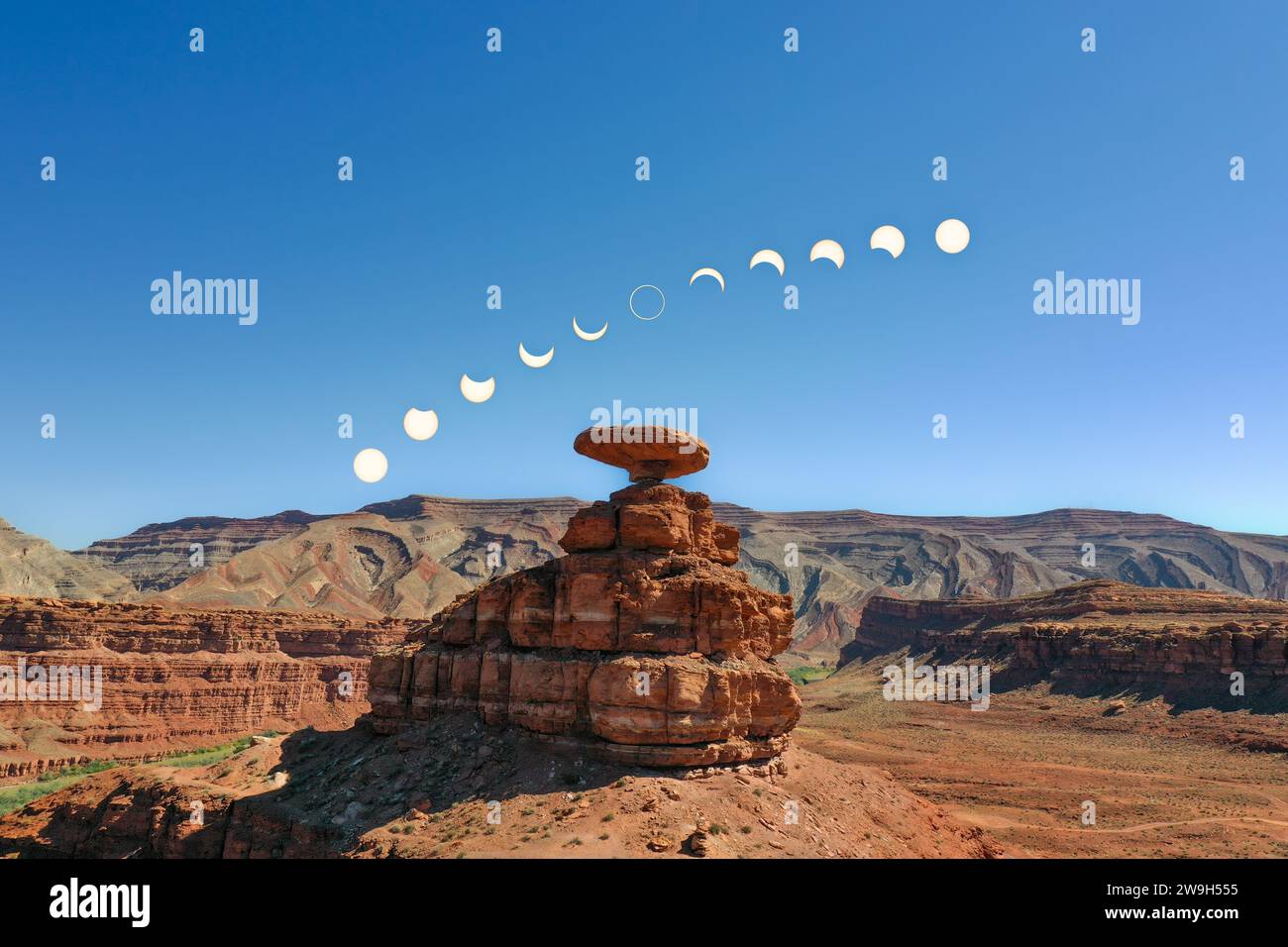 Composite-Bild von Mexican hat Rock in Utah, doppelt belichtet mit der Ringfinsternis am 14. Oktober 2023. Mexican hat Rock war sehr nahe am Zentrum Stockfoto
