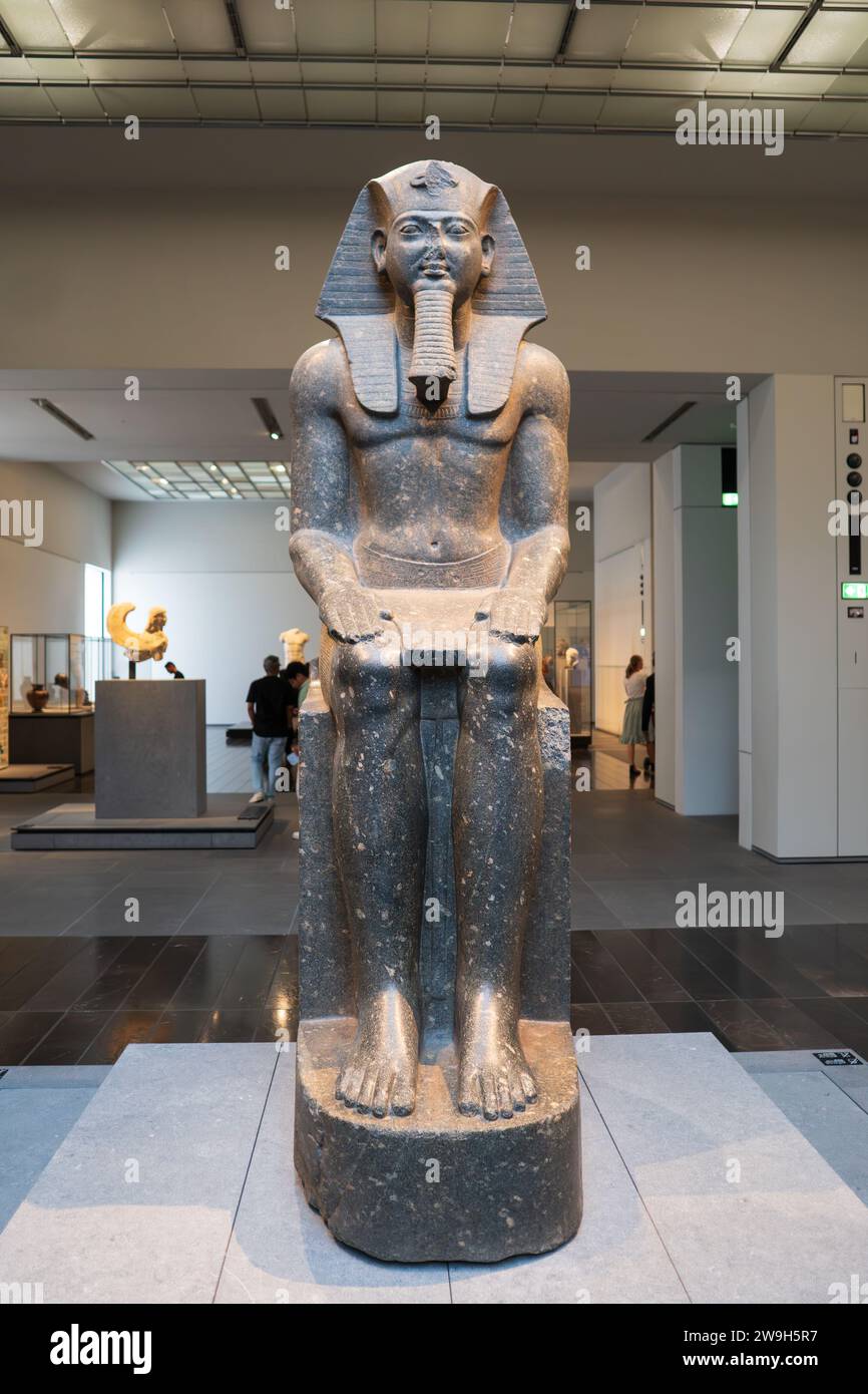 Abu Dhabi, Vereinigte Arabische Emirate, 18. November 2023: Louvre, Abu Dhabi, Statue eines Pharaos des alten Ägypten Stockfoto