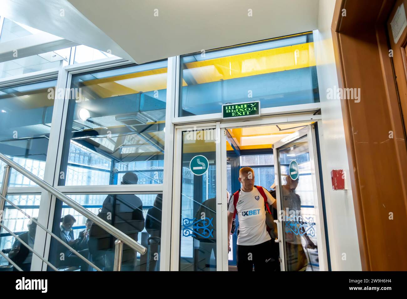 Raucherbereich im Flughafen Almaty Kasachstan Stockfoto