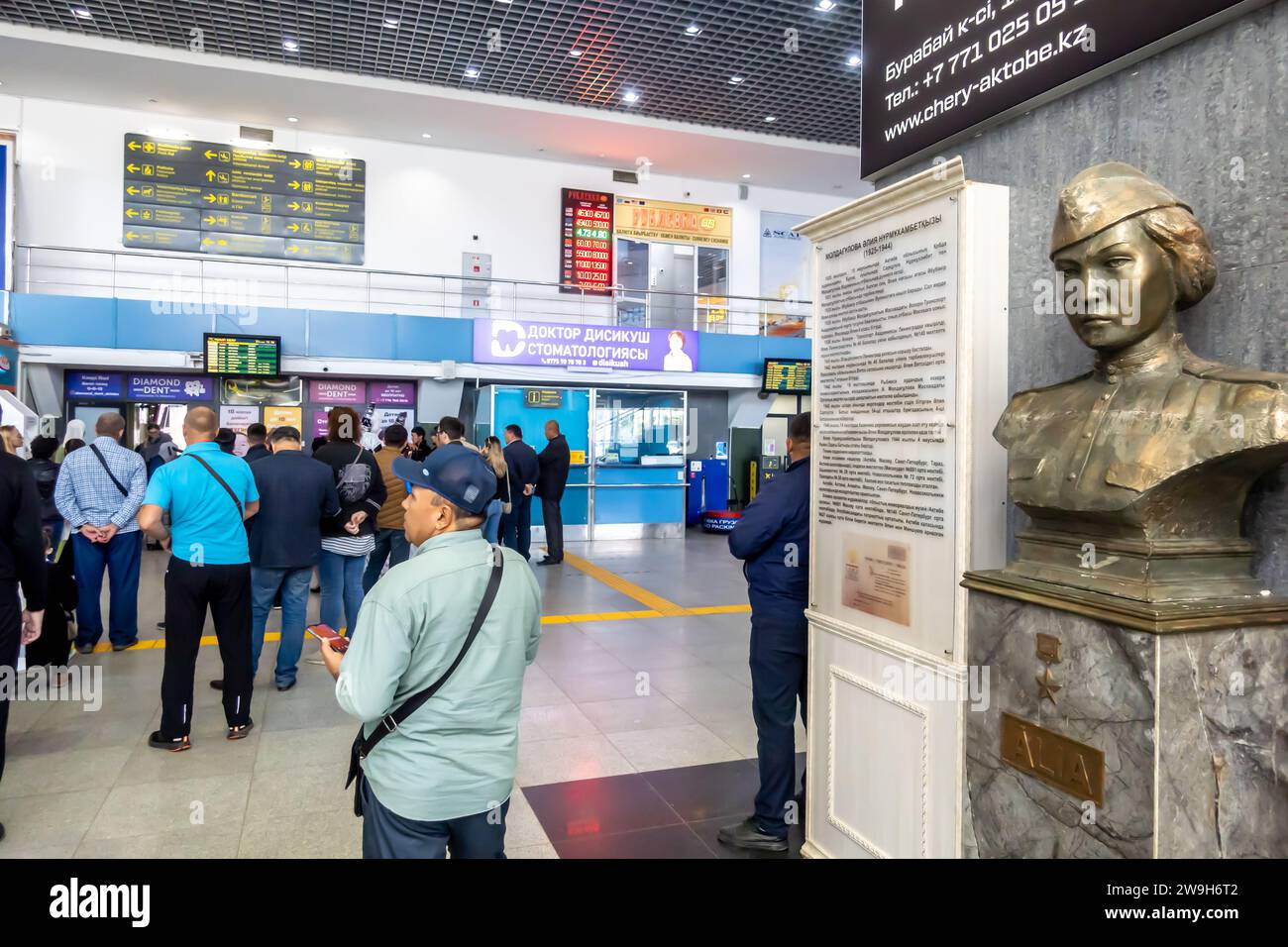 Die Skulpturenbüste von Moldagulova Alia sowjetischer kasachischer Scharfschütze, weiblicher WW2, weiblicher Held des Zweiten Weltkriegs. Flughafen Aqtobe Kasachstan Stockfoto
