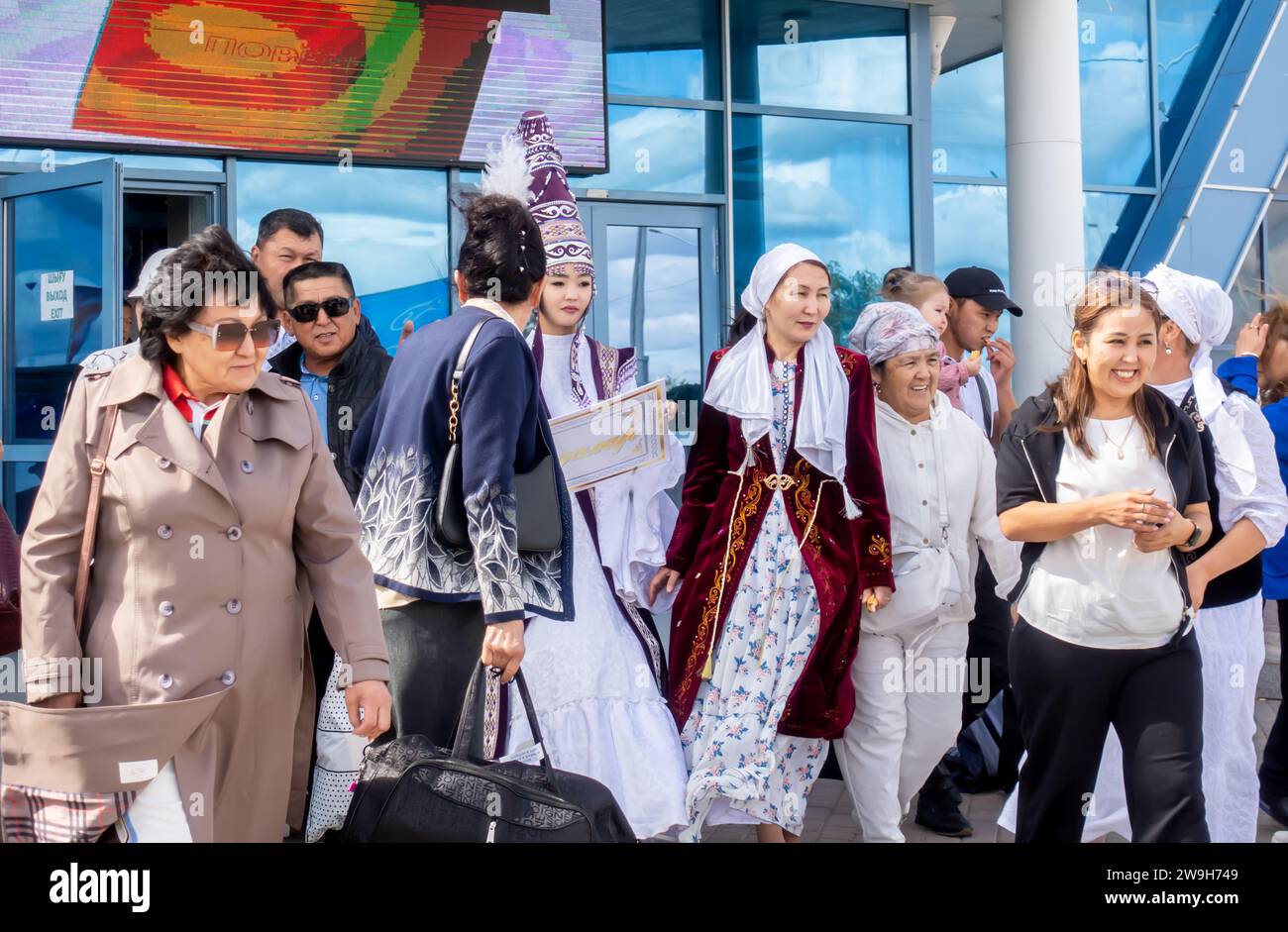 Kasachische Frauen in traditioneller Kleidung während der Zeremonie des Treffens und Begrüßens eines Bräutigams auf einem Flughafen in Aqtobe Kasachstan Stockfoto