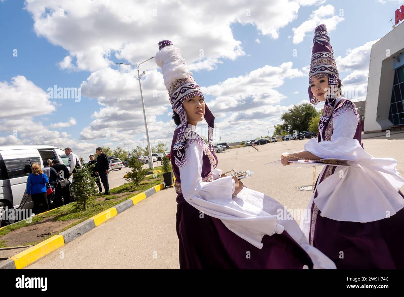 Kasachische Frauen in traditioneller Kleidung während der Zeremonie des Treffens und Begrüßens eines Bräutigams in Aktobe Kasachstan Stockfoto