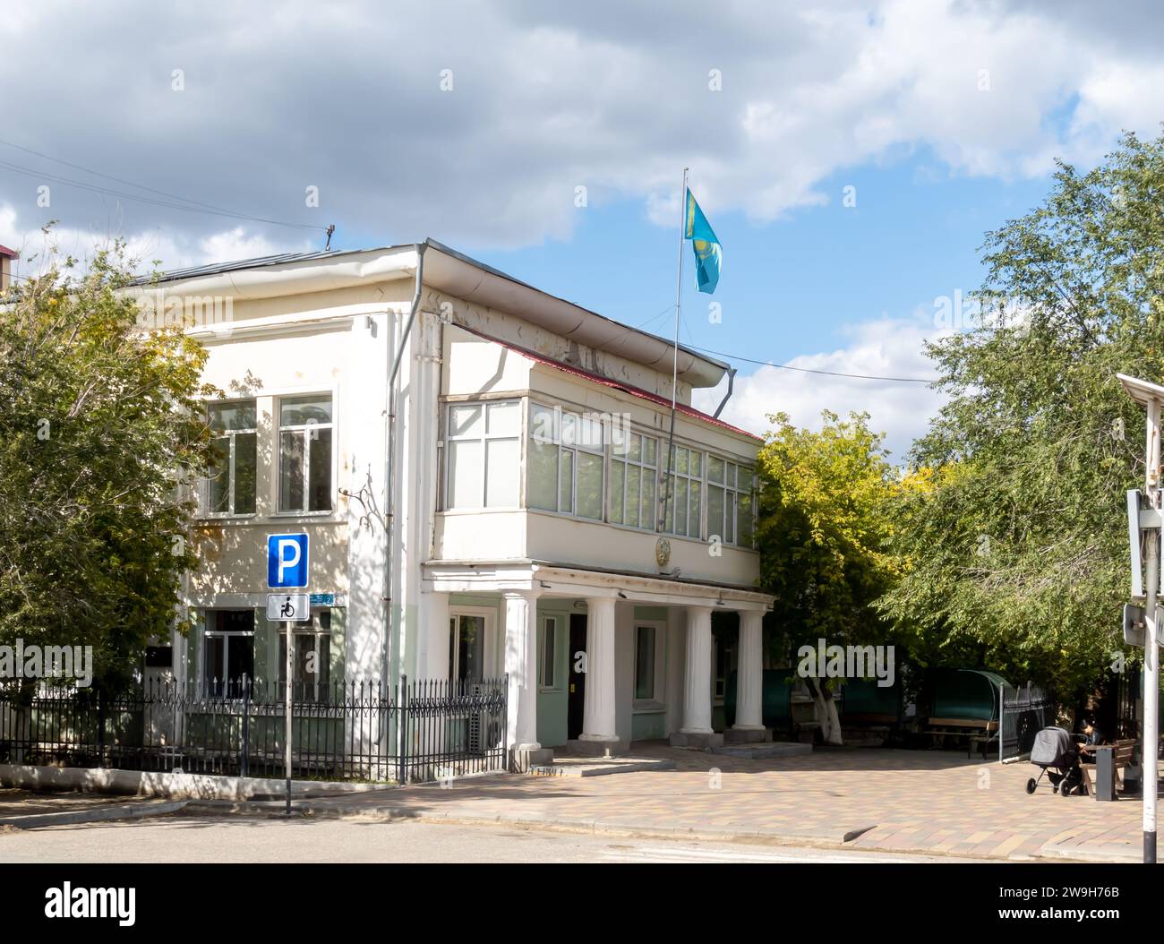 Aqtobe Land Property Administration - klassizistische modernistische Architektur in Aqtobe Kasachstan Stockfoto