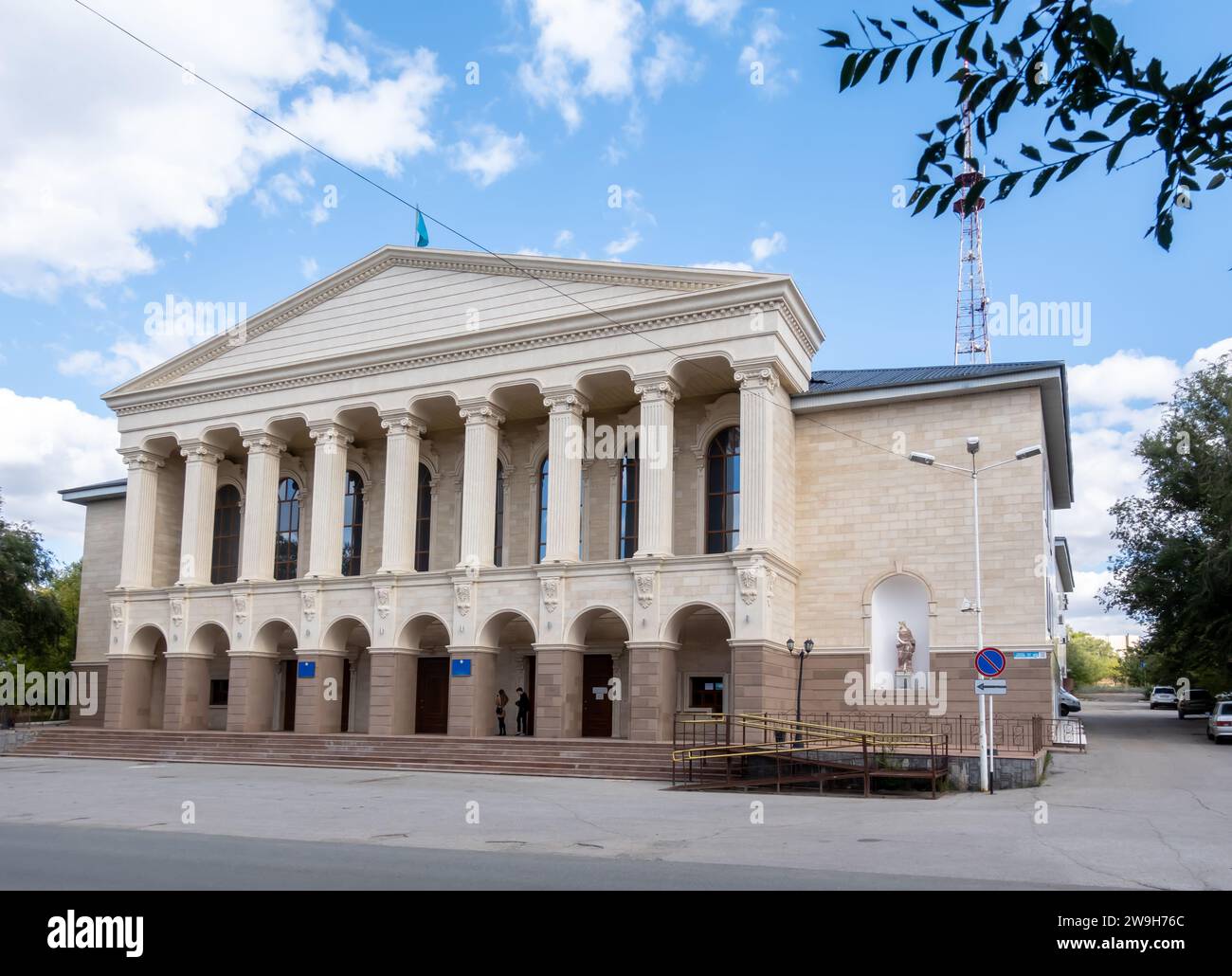 Aktyubinskiy Oblastnoy Teatr Dramy Im. T.akhtanova Aqtobe Kasachsta. Aktobe Theatre Gebäude Stockfoto