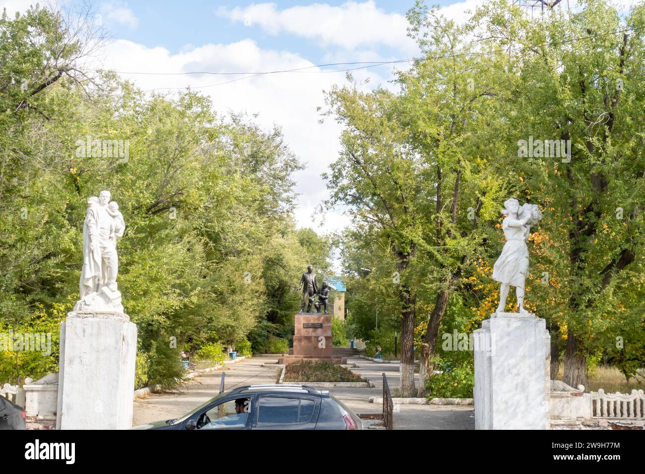Park Stadtskulpturen, Denkmal für kasachische Dramatiker und Theaterkünstler, Schriftsteller Takhaui Akhtanow und Kuandiku Shangitbaev in Aqtobe kasachstan. Stockfoto