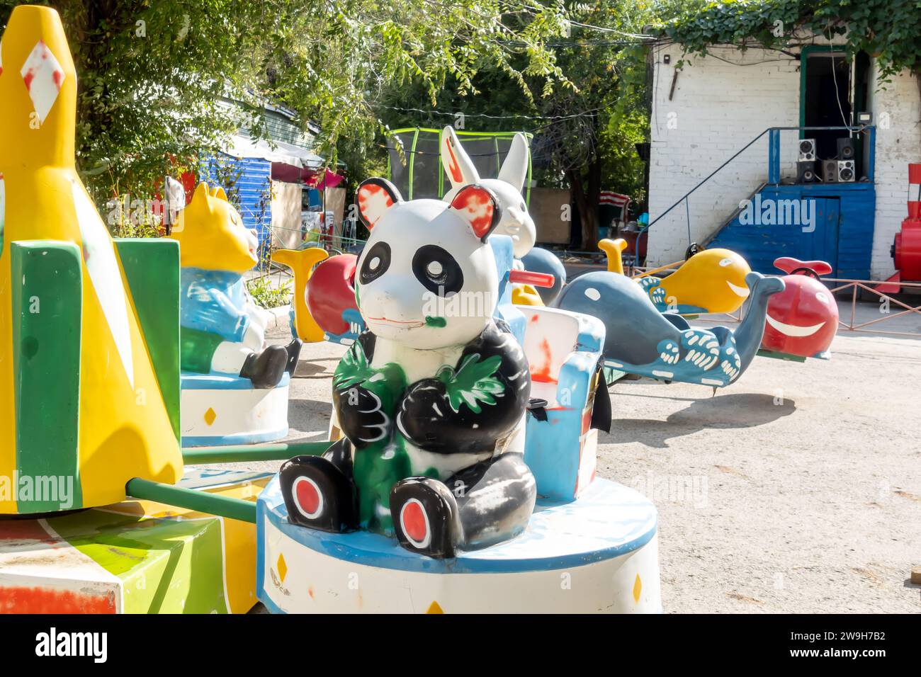 Kinderspielplatz in einem Park in Aqtobe Kasachstan Stockfoto