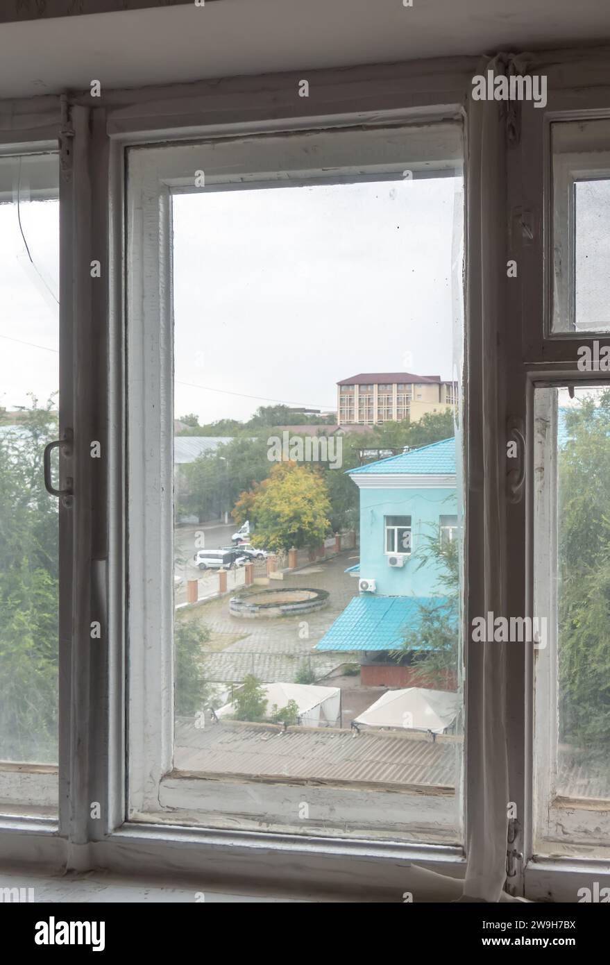 Eine aufgewärmte Nähte an einem Fenster im sowjetischen Stil. Ein Band, das an den Nähten zwischen einem Fensterrahmen und einer Fensterscheibe befestigt ist. Winterwärme, Aqtobe Stockfoto