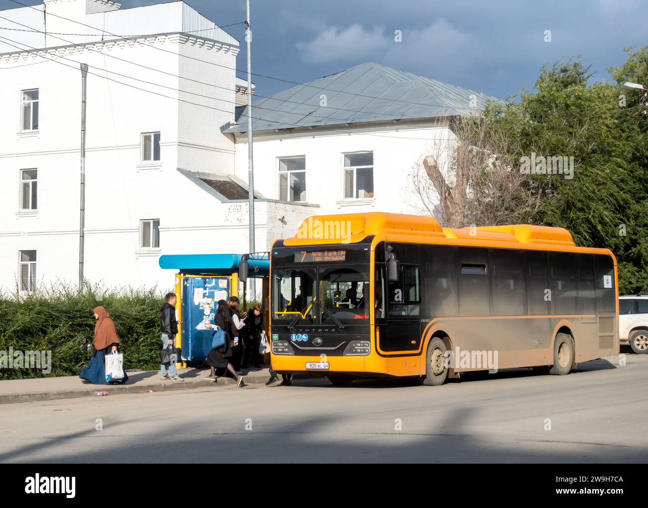 Eine Bushaltestelle in Aqtobe Kazakhtan Stockfoto