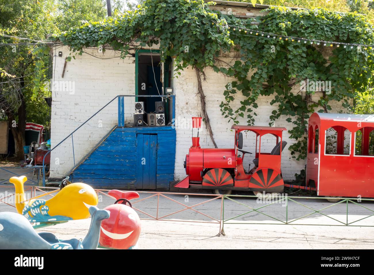 Kinderspielplatz in einem Park in Aqtobe Kasachstan Stockfoto