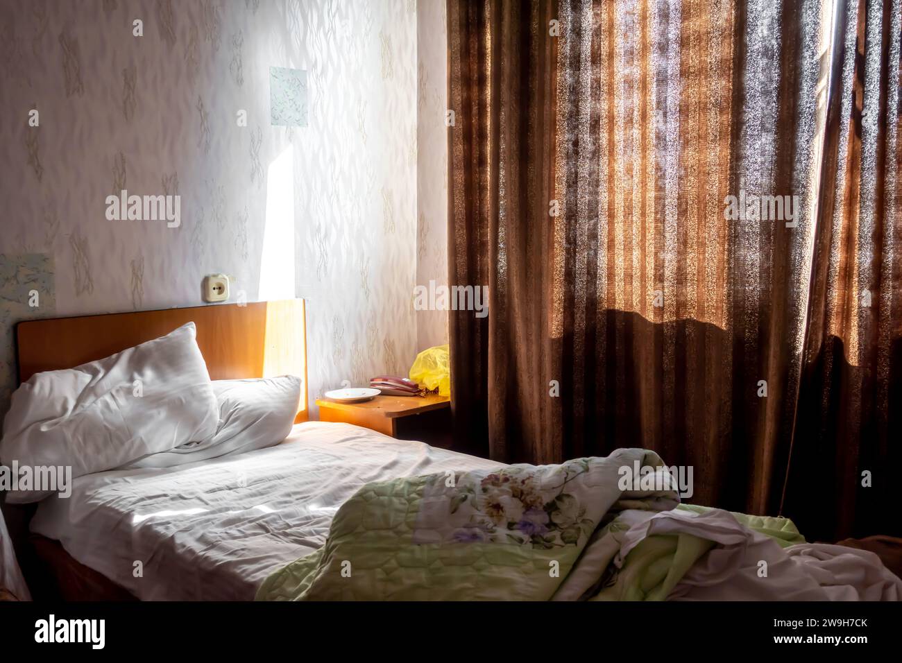 Standard-Zimmer mit ungebautem Bett im Aktobe Hotel - eine 3-Sterne-Unterkunft in Aqtobe Kasachstan Stockfoto