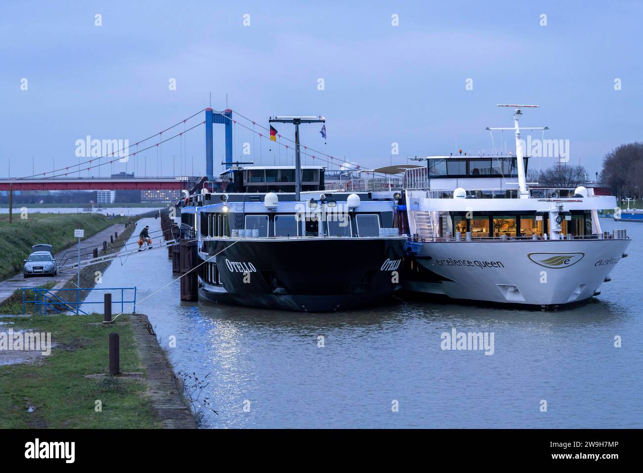 Hochwasser Am Rhein Bei Duisburg Flusskreuzfahrtschiffe Ms Otello Und Hochwasser am rhein bei duisburg flusskreuzfahrtschiffe ms otello und