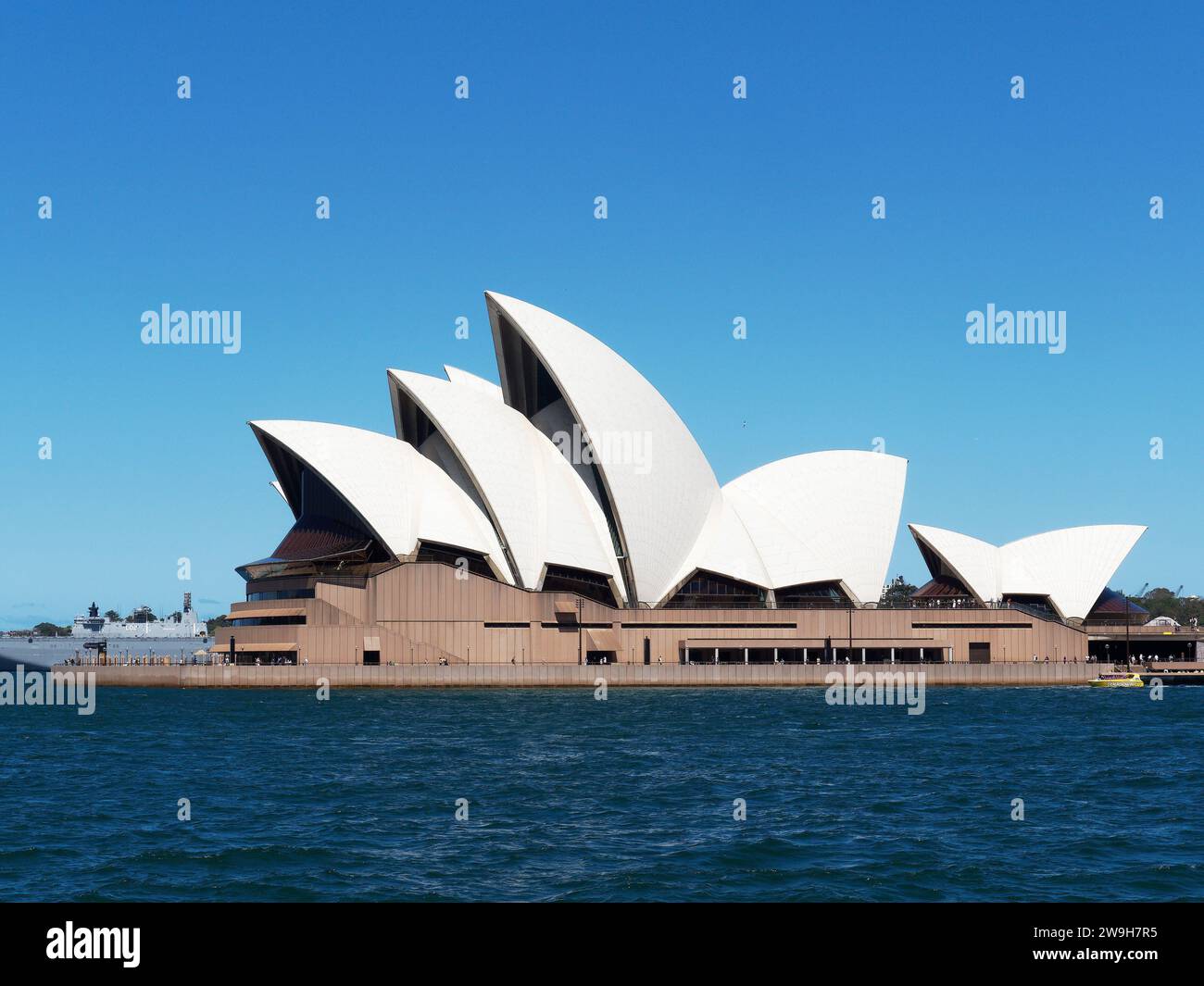 Blick auf das berühmte Opernhaus von Sydney im Hafen von Sydney an einem sonnigen Frühlingstag im November Stockfoto