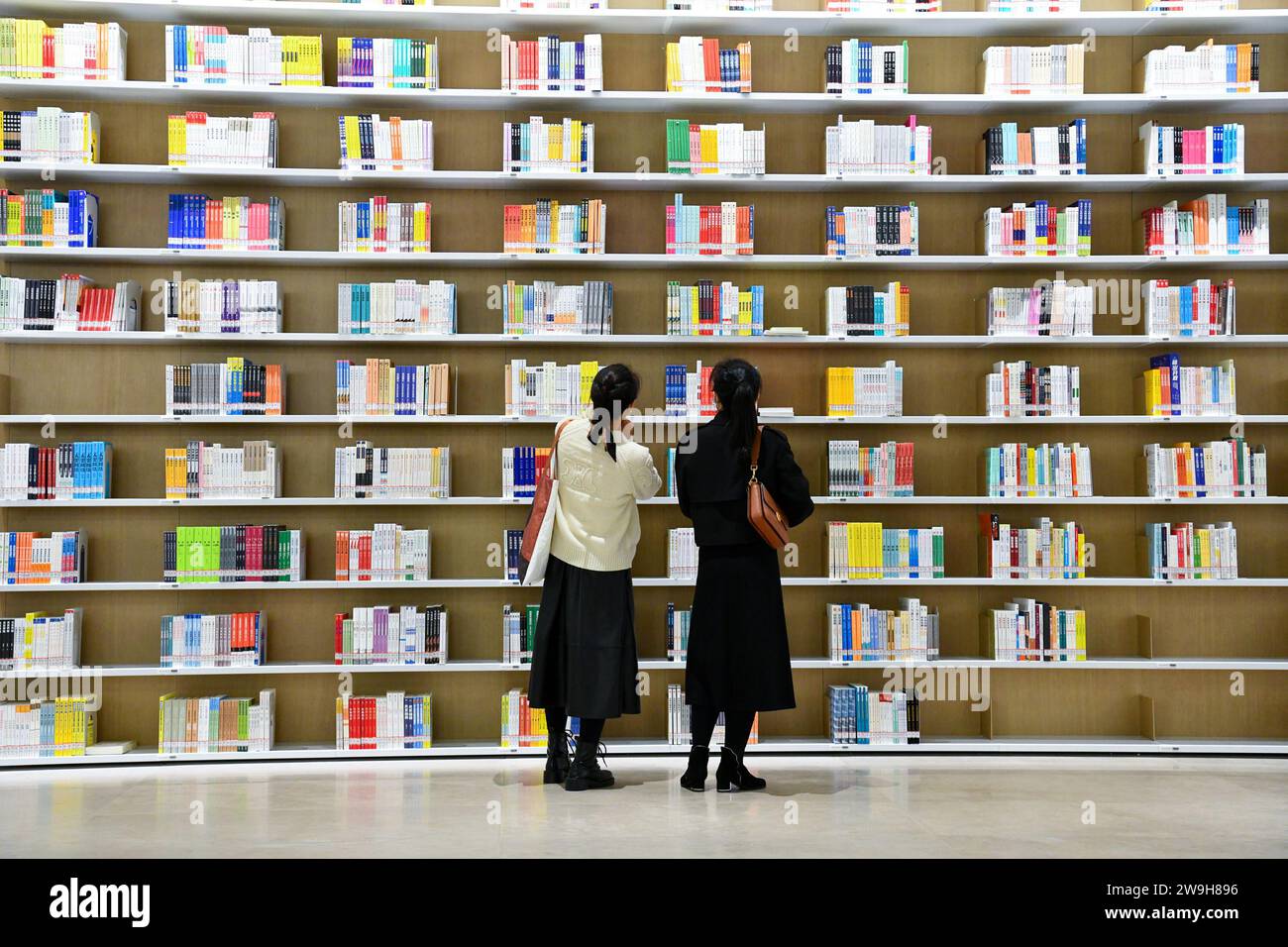 Shenzhen, chinesische Provinz Guangdong. Dezember 2023. Besucher besuchen die nördliche Halle der Shenzhen Library in Shenzhen, südchinesischer Provinz Guangdong, 28. Dezember 2023. Die nördliche Halle der Shenzhen Library wurde am Donnerstag offiziell eröffnet. Mit einer Baufläche von etwa 72.000 Quadratmetern ist die Halle für 8 Millionen Bücher ausgelegt und bietet 2.500 Sitzplätze. Quelle: Liang Xu/Xinhua/Alamy Live News Stockfoto