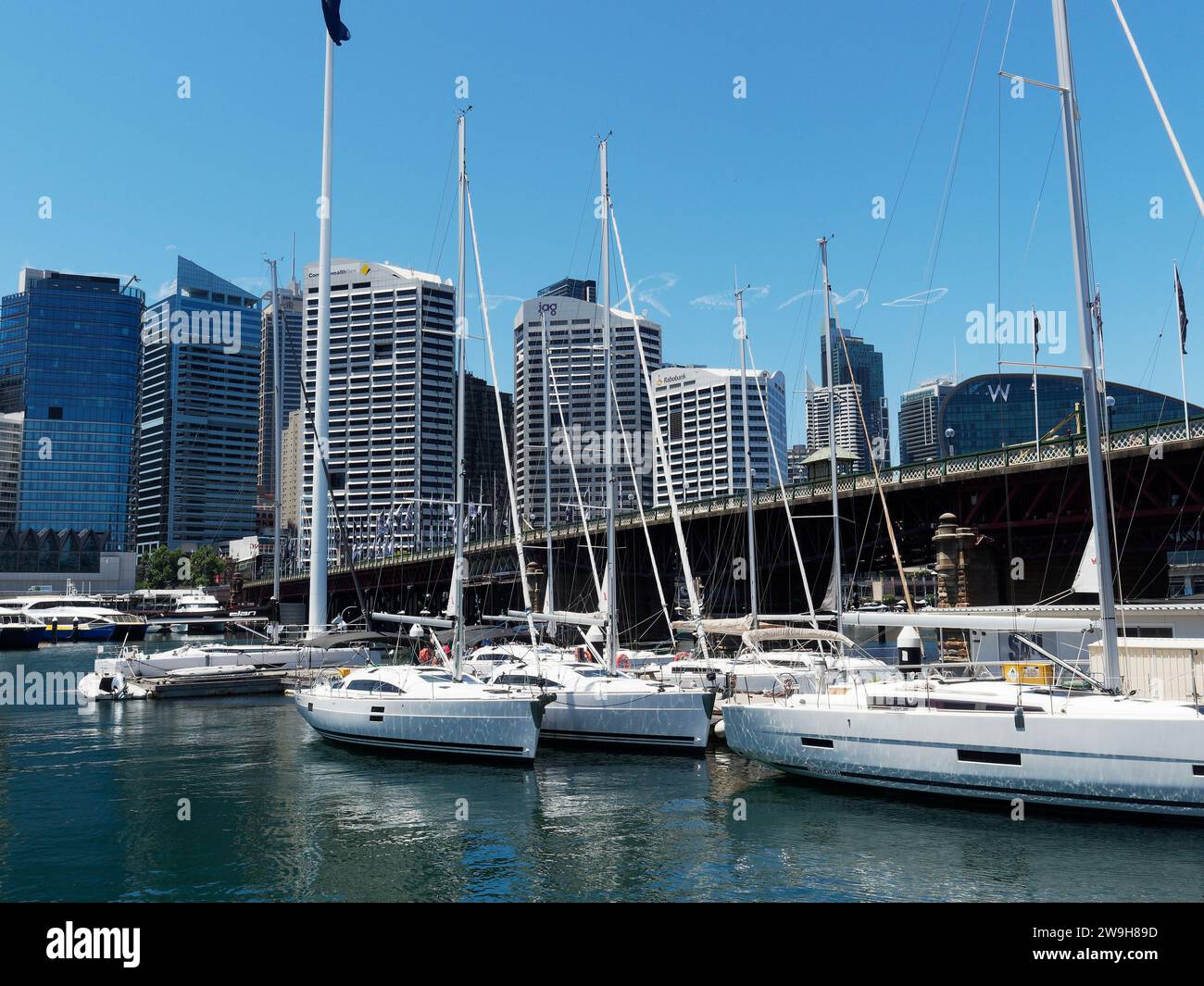 Blick auf Boote und Yachten, die an einem sonnigen Frühlingstag im November an der Pyrmont Bridge über Darling Harbour in Sydney, Australien, vor Anker liegen Stockfoto