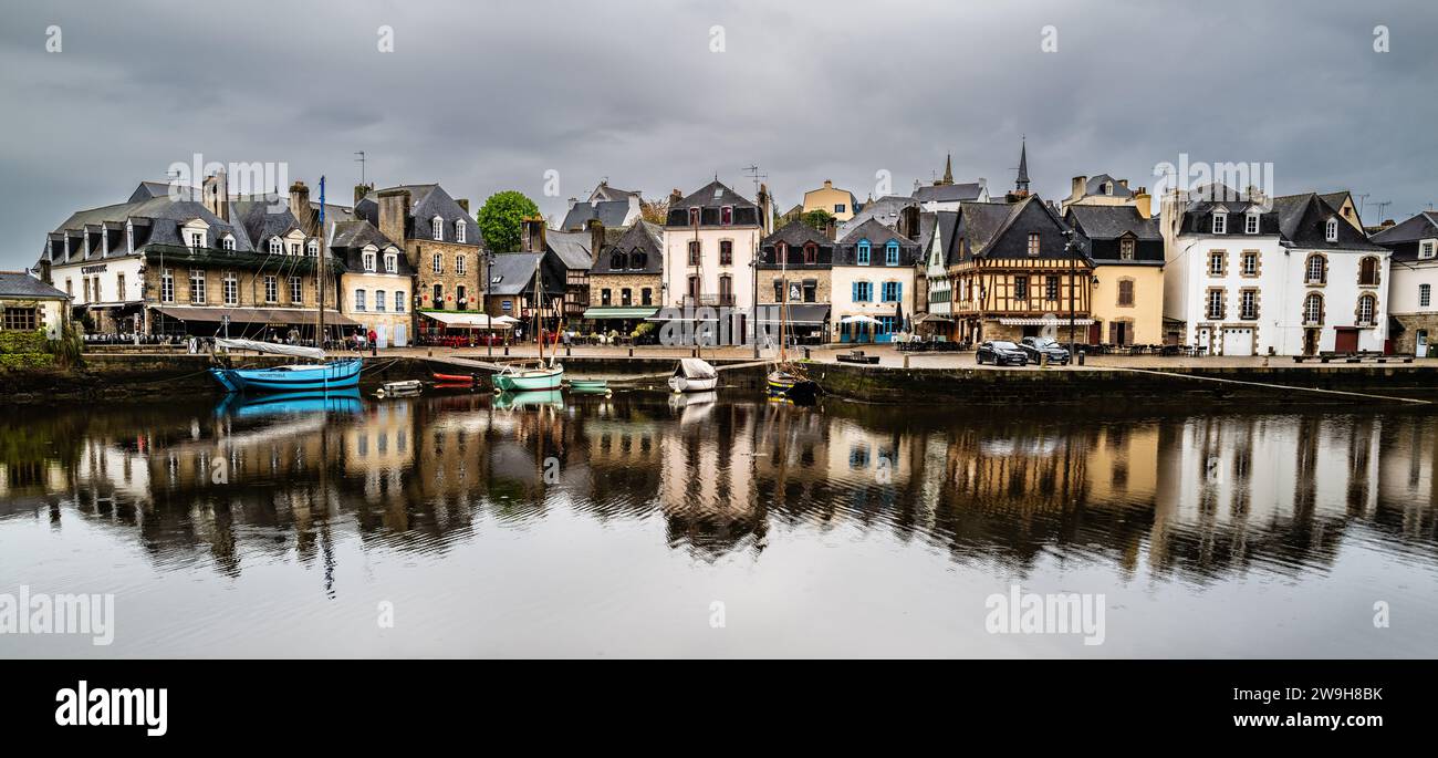 Port Saint-Goustan an der Rivière d'Auray in der Bretagne, Frankreich. Aus dem Quai Abbé Joseph Martin. Stockfoto