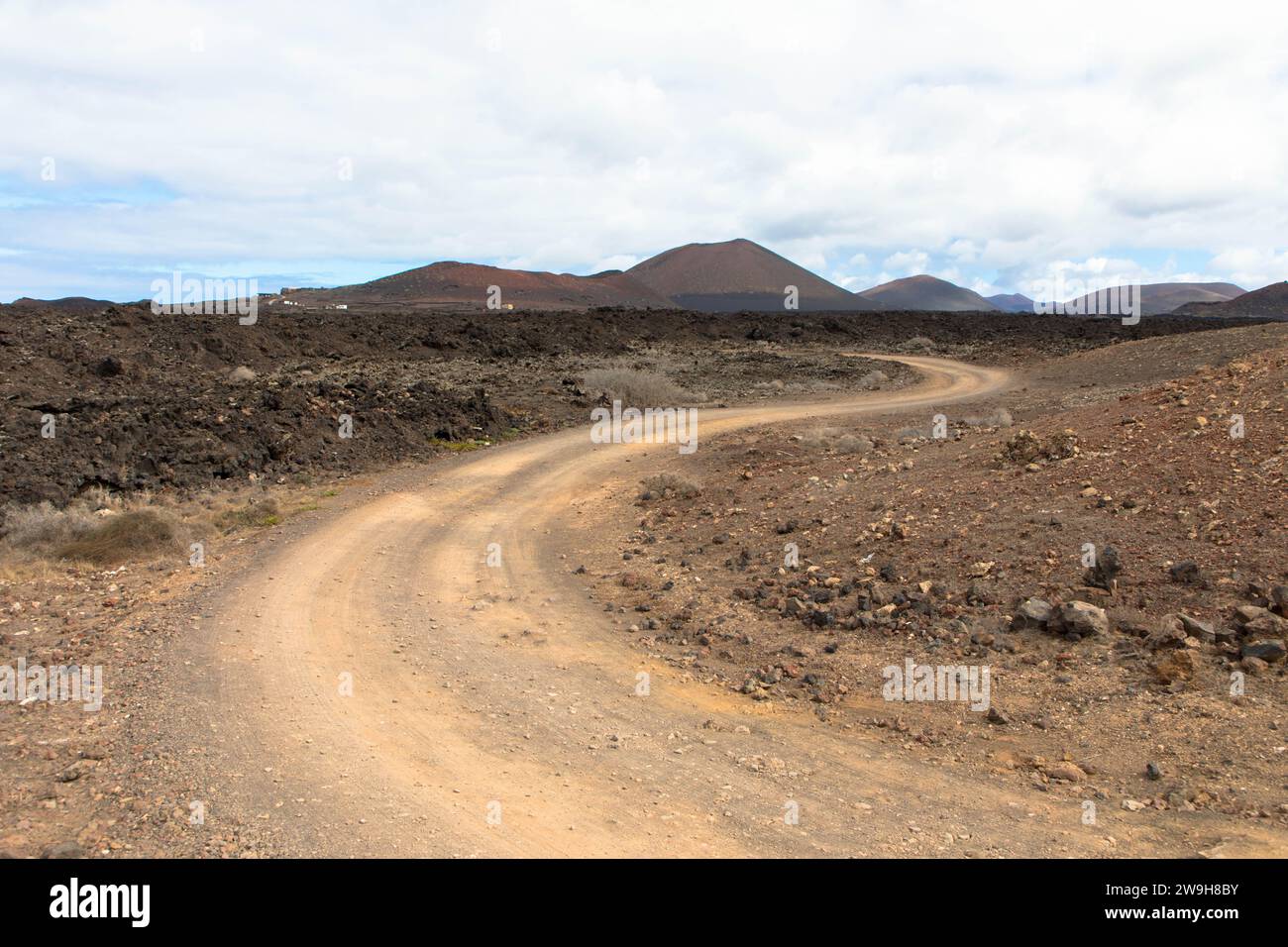 Landstraße in einer vulkanischen Landschaft im Los Ajaches National Park bei Papgayo. Playa Blanca, Lanzarote, Spanien Stockfoto