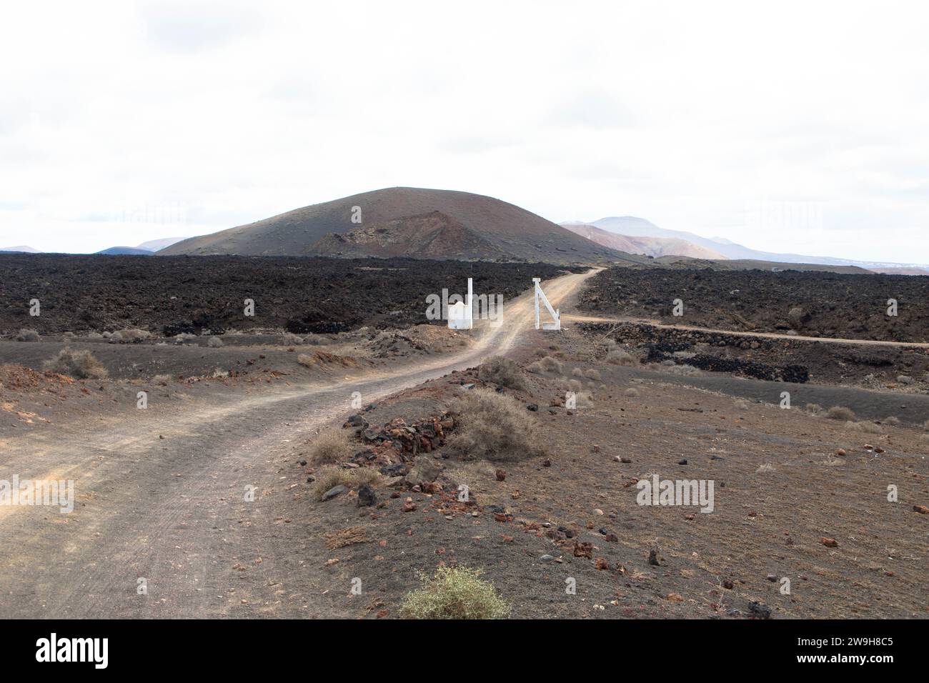 Landstraße in einer vulkanischen Landschaft im Los Ajaches National Park bei Papgayo. Playa Blanca, Lanzarote, Spanien Stockfoto