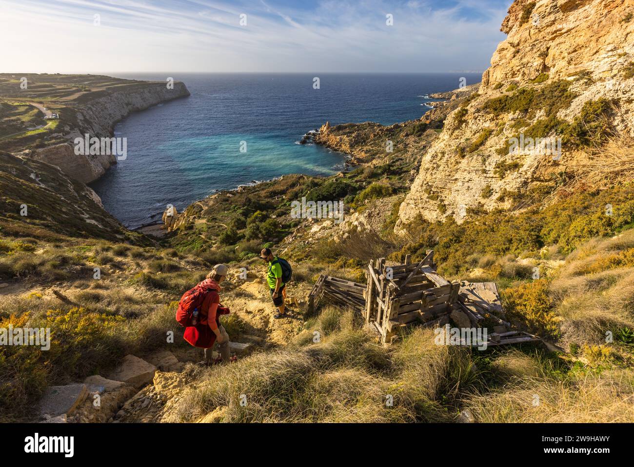 Wanderweg am Strand Fomm ir-Riħ in der Nähe von L-Imġarr, Malta Stockfoto