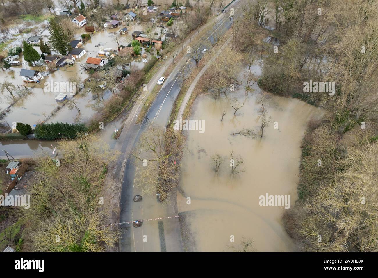 Drohnenaufnahmen von Hochwasser der Leine in Hannover. Auf dem Bild zu sehen, eine überflutete Kleingartenkolonie und die unter Wasser stehende Brückstraße. Deutschland, Niedersachsen, Hannover, 28.12.2023 *** Drohnenaufnahme der Überschwemmung der Leine in Hannover das Bild zeigt eine überflutete Kleingartenkolonie und die untergetauchte Brückstraße Deutschland, Niedersachsen, Hannover, 28 12 2023 Stockfoto