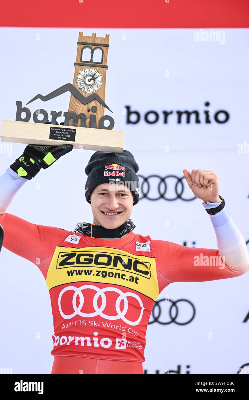 Der zweite Platz der Schweizer Odermatt Marco feiert am 28. Dezember 2023 auf dem Podium der Herren FIS Ski World Cup bei der Herren Downhill-Veranstaltung in Bormio, Italien. Stockfoto